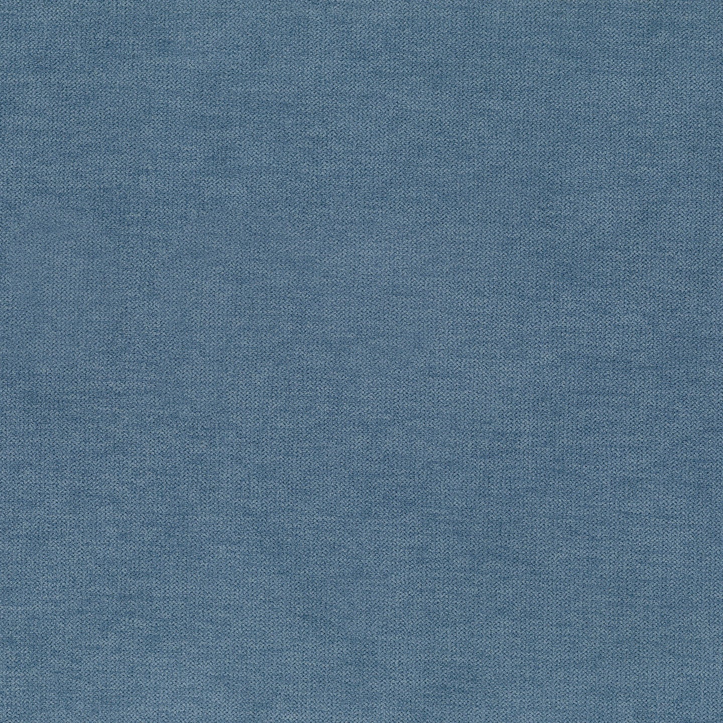 Un primo piano di Sally Poltroncina di Divani.Store rivela il suo tessuto T02 carta da zucchero, morbido e impermeabile, caratterizzato da un fine intreccio di fibre e da una tonalità blu denim media, segno di un rivestimento italiano di alta qualità.