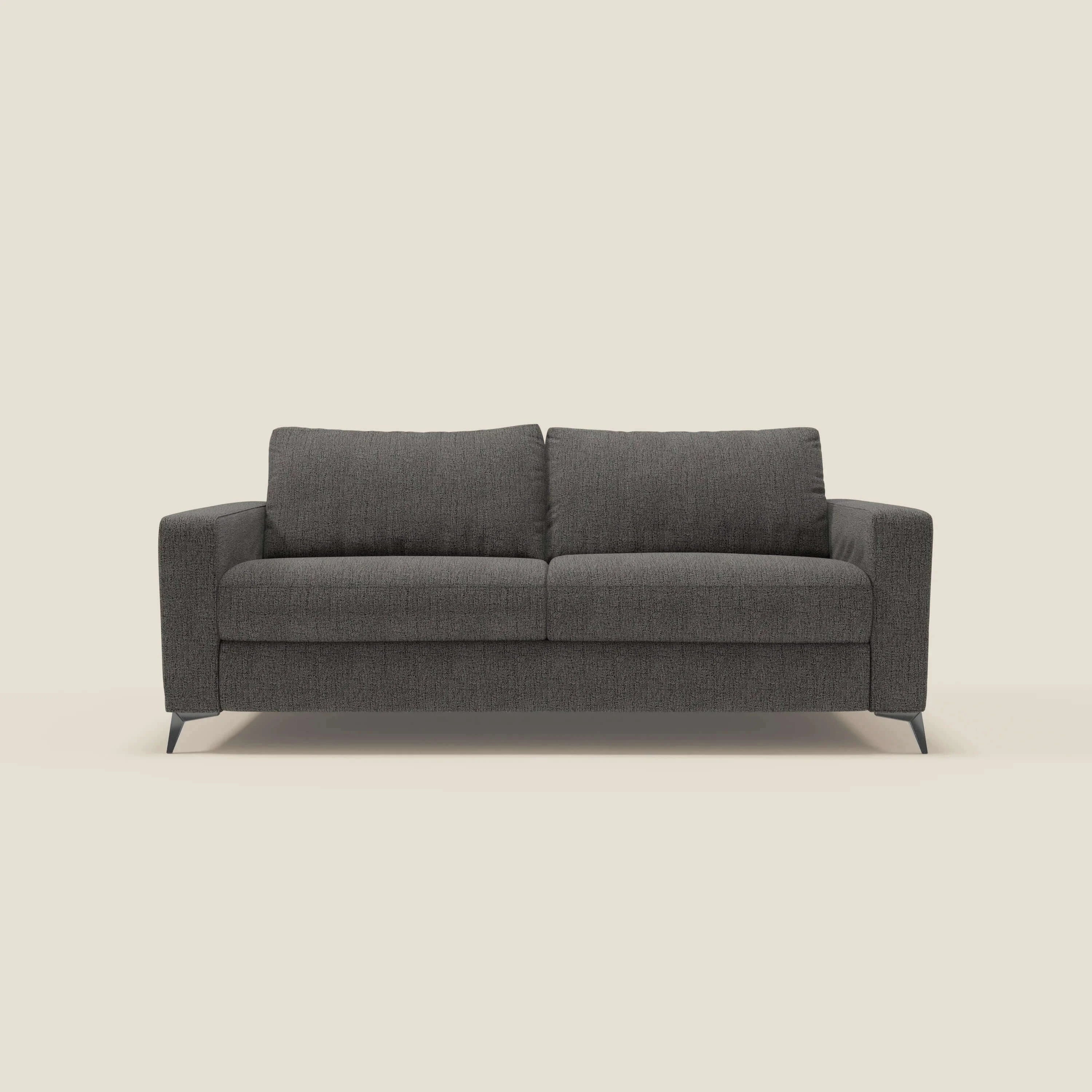 Il letto matrimoniale Alaya Divano di Divani.Store è caratterizzato da morbidi cuscini in tessuto impermeabile T03 antracite, braccioli quadrati, due cuscini per la seduta e lo schienale, eleganti gambe nere, il tutto su uno sfondo beige chiaro per un look moderno.