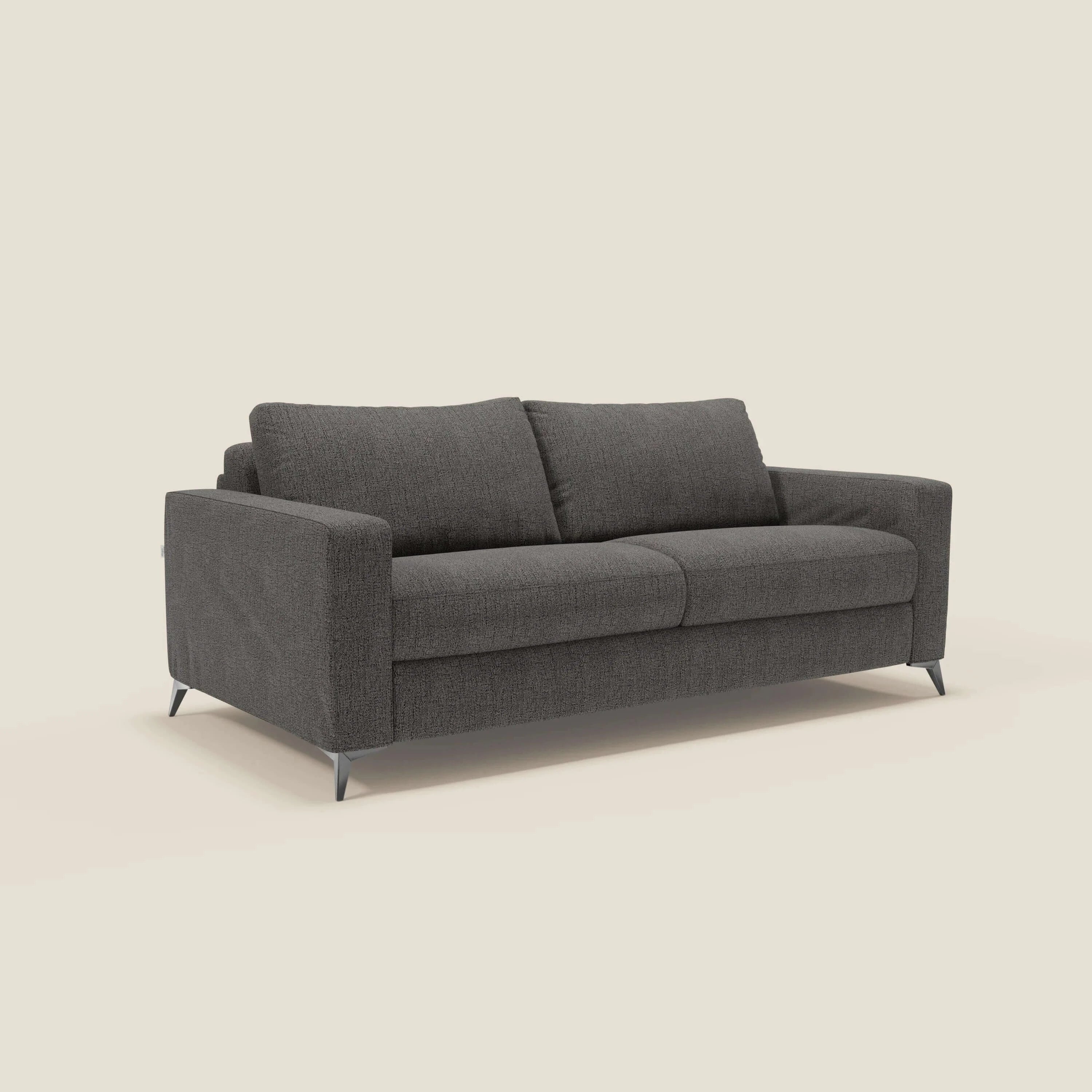 Il letto matrimoniale Alaya Divano di Divani.Store è caratterizzato da morbidi cuscini impermeabili T03 antracite, due cuscini di seduta, braccioli quadrati e sottili gambe in metallo per un look moderno e minimalista su uno sfondo chiaro.