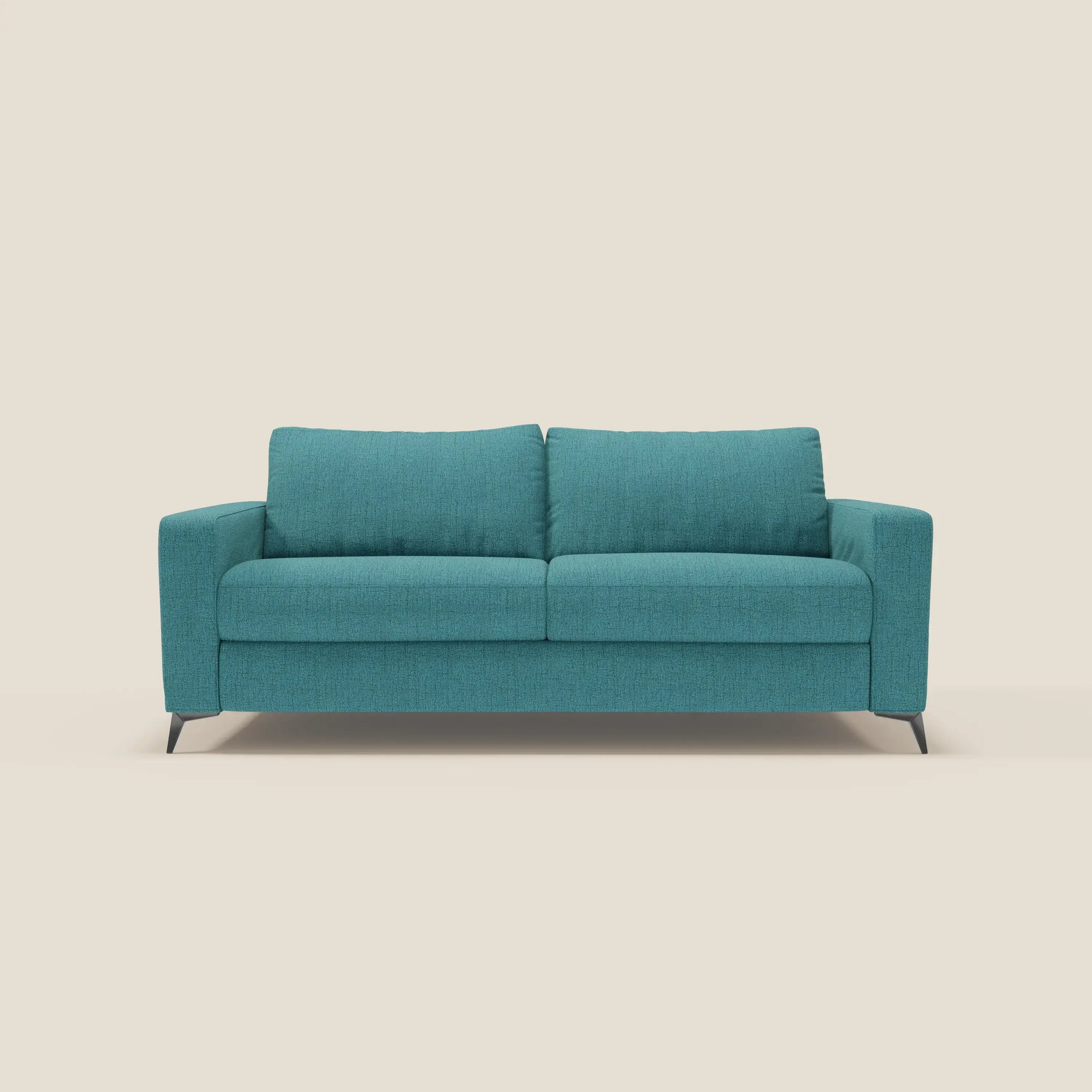 Il letto matrimoniale Alaya Divano di Divani.Store è caratterizzato da un morbido tessuto impermeabile T03 azzurro, braccioli dritti, gambe angolari nere e due ampi cuscini per lo schienale, ideali per ambienti moderni e presentati su uno sfondo semplice color crema.