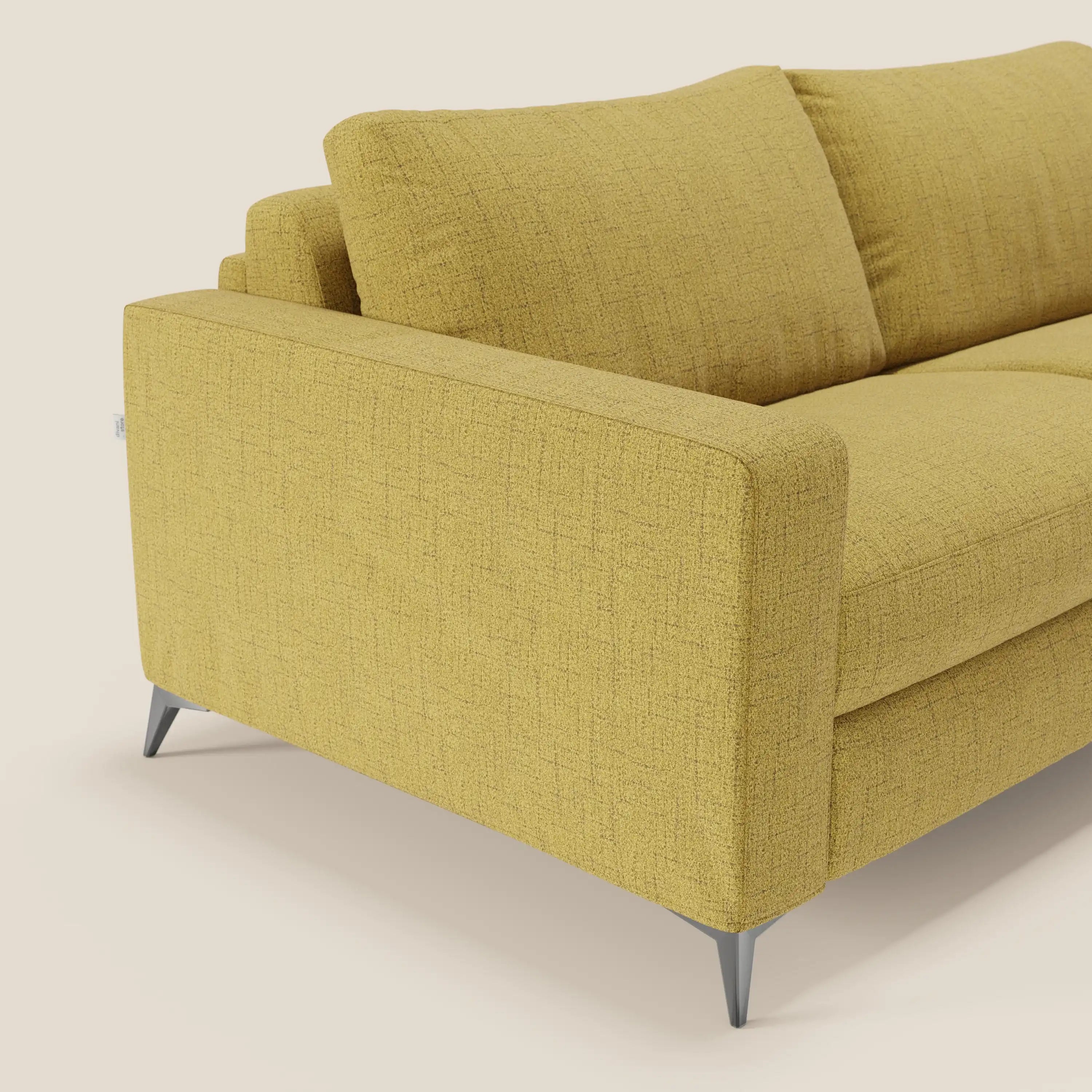 Il letto matrimoniale Alaya Divano di Divani.Store, in tessuto impermeabile T03 giallo, è caratterizzato da morbidi cuscini, linee moderne, braccioli squadrati e gambe metalliche, mostrati ad angolo su sfondo beige chiaro per esaltarne il design minimal.