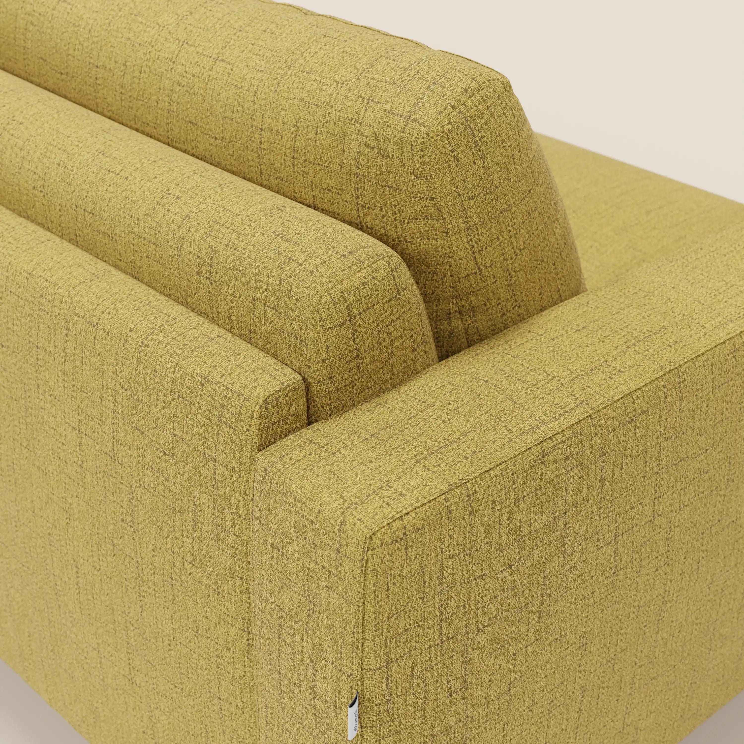 Una vista ravvicinata del letto matrimoniale Alaya Divano di Divani.Store in tessuto impermeabile T03 giallo ne evidenzia il design minimalista e le eleganti linee rette su uno sfondo neutro.