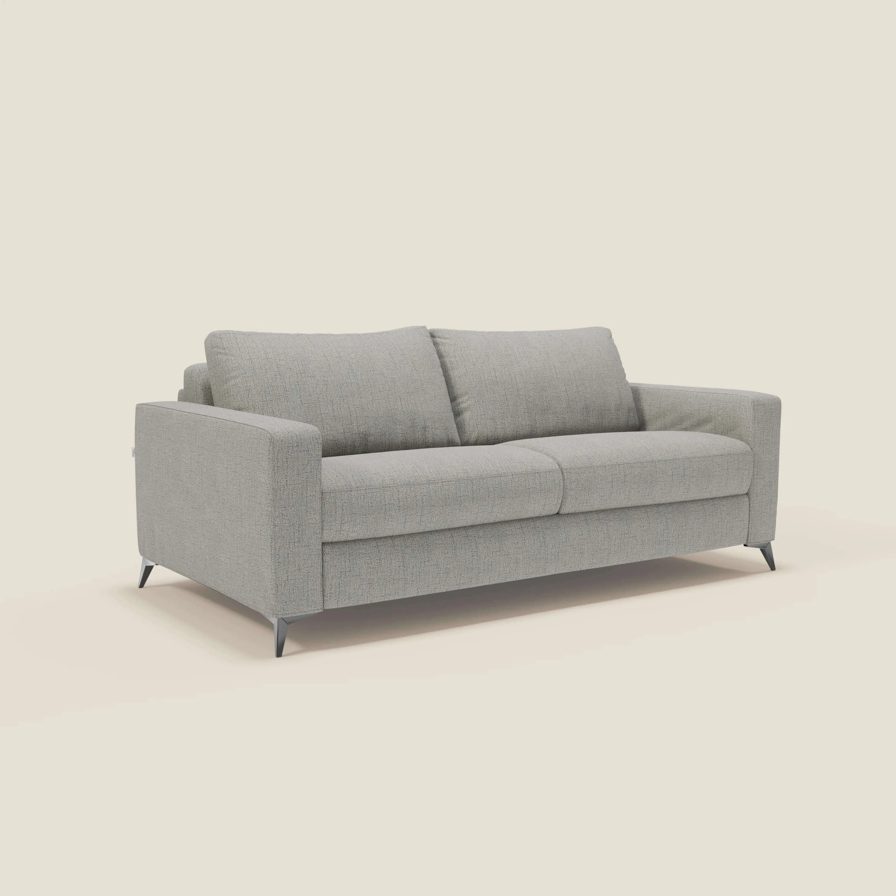 Il letto matrimoniale Alaya Divano di Divani.Store è caratterizzato da morbidi cuscini in tessuto impermeabile T03 grigio chiaro, due cuscini per la seduta e lo schienale, gambe corte e angolate in metallo e un design minimale ideale per gli spazi contemporanei. Su uno sfondo beige semplice.