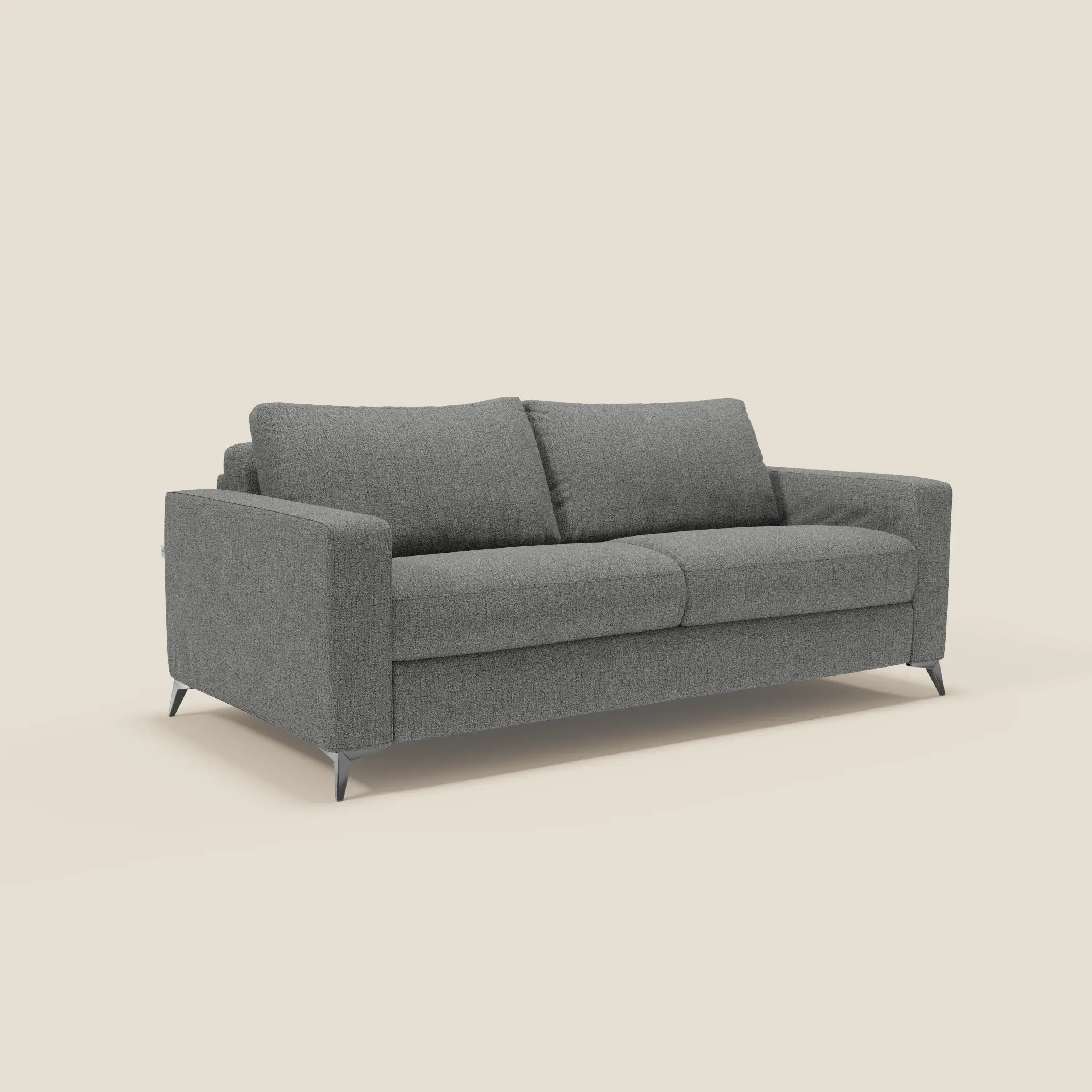 Il letto matrimoniale Alaya Divano di Divani.Store è caratterizzato da morbidi cuscini in tessuto impermeabile grigio T03, braccioli dritti e gambe angolari in metallo dal design minimal, su uno sfondo beige chiaro.