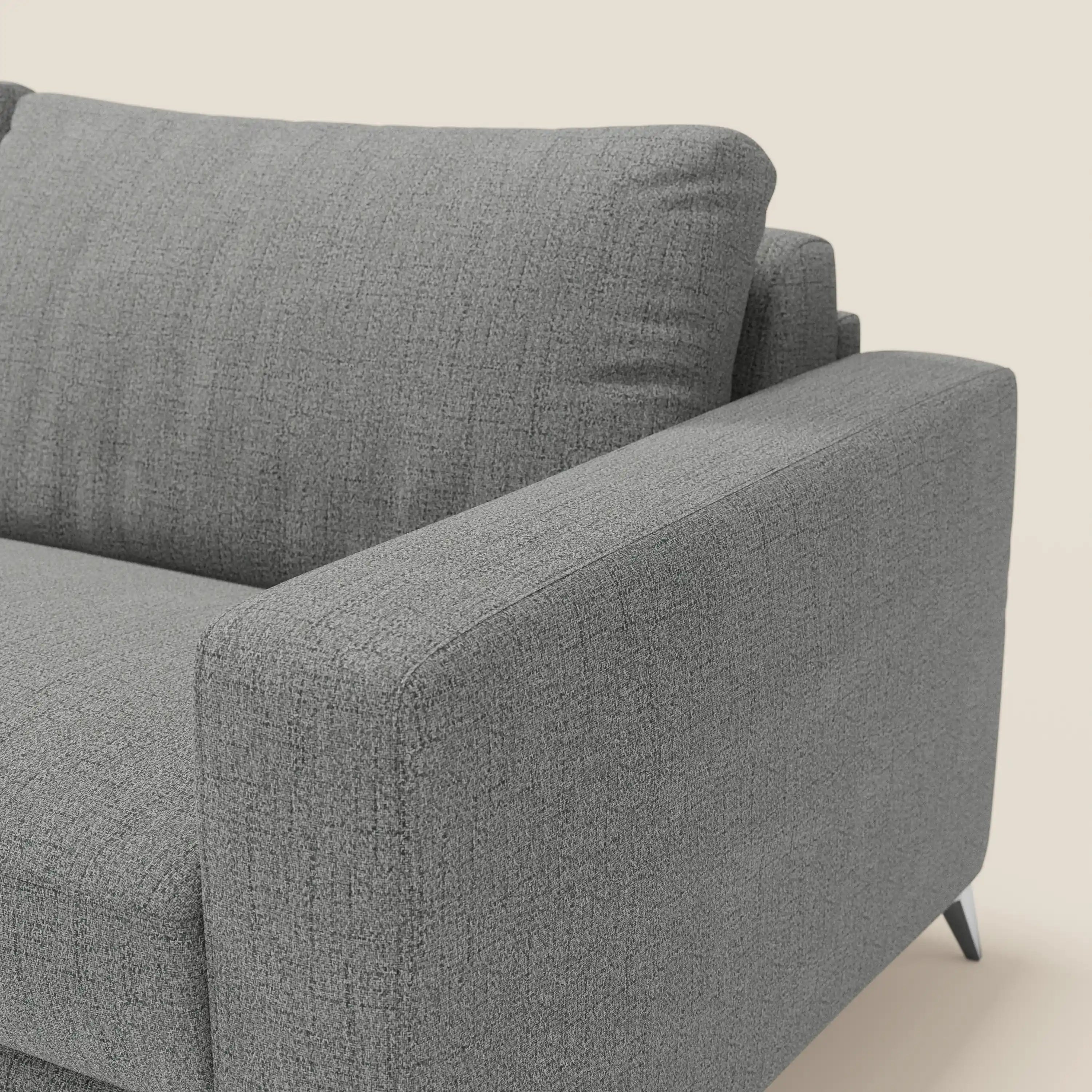 Primo piano di Alaya Divano letto matrimoniale di Divani.Store in tessuto impermeabile T03 grigio. L'immagine evidenzia il bracciolo destro, lo schienale e il cuscino, con linee pulite e gambe angolate nere per un design minimale.