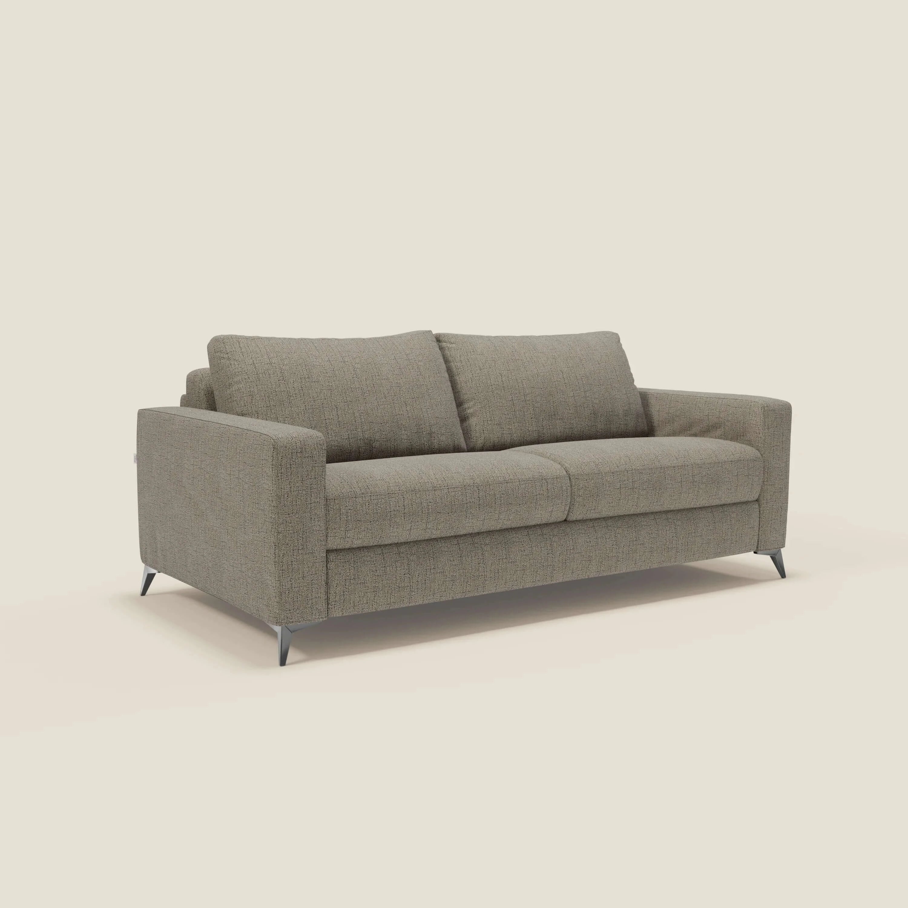 Il divano letto matrimoniale Alaya di Divani.Store è caratterizzato da cuscini morbidi in tessuto impermeabile T03 talpa, design minimale, due sedute e schienali, braccioli su entrambi i lati e gambe metalliche angolate, su sfondo bianco sporco.