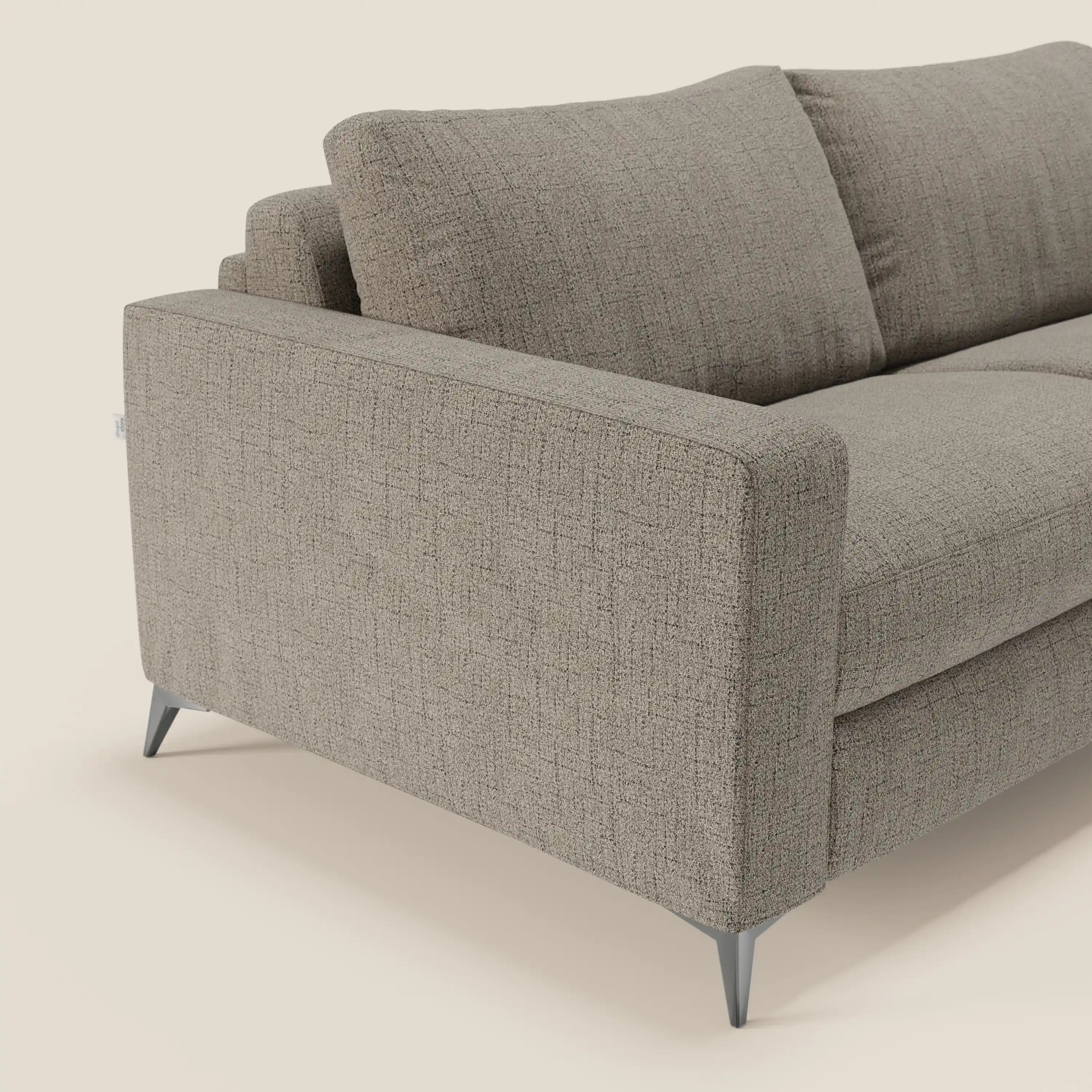 Il divano letto matrimoniale Alaya di Divani.Store è caratterizzato da un tessuto in talpa T03 morbido e impermeabile, da cuscini in feltro e da un design contemporaneo, perfetto per garantire comfort e stile moderno in qualsiasi spazio.