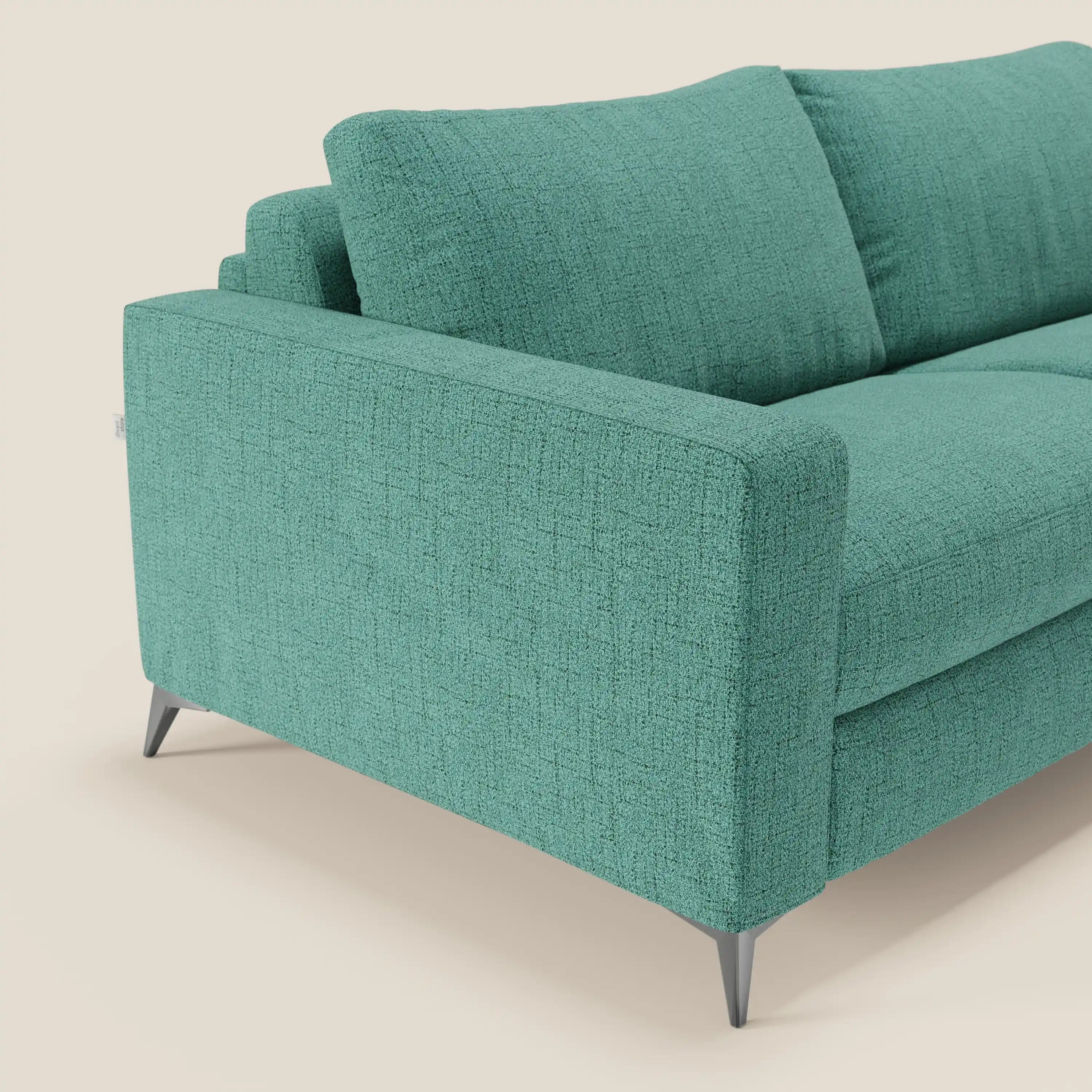 Il divano letto matrimoniale Alaya di Divani.Store è caratterizzato da cuscini morbidi in tessuto impermeabile T03 verde acqua, linee pulite, braccioli squadrati e gambe angolate in metallo, perfette per uno spazio elegante e contemporaneo.