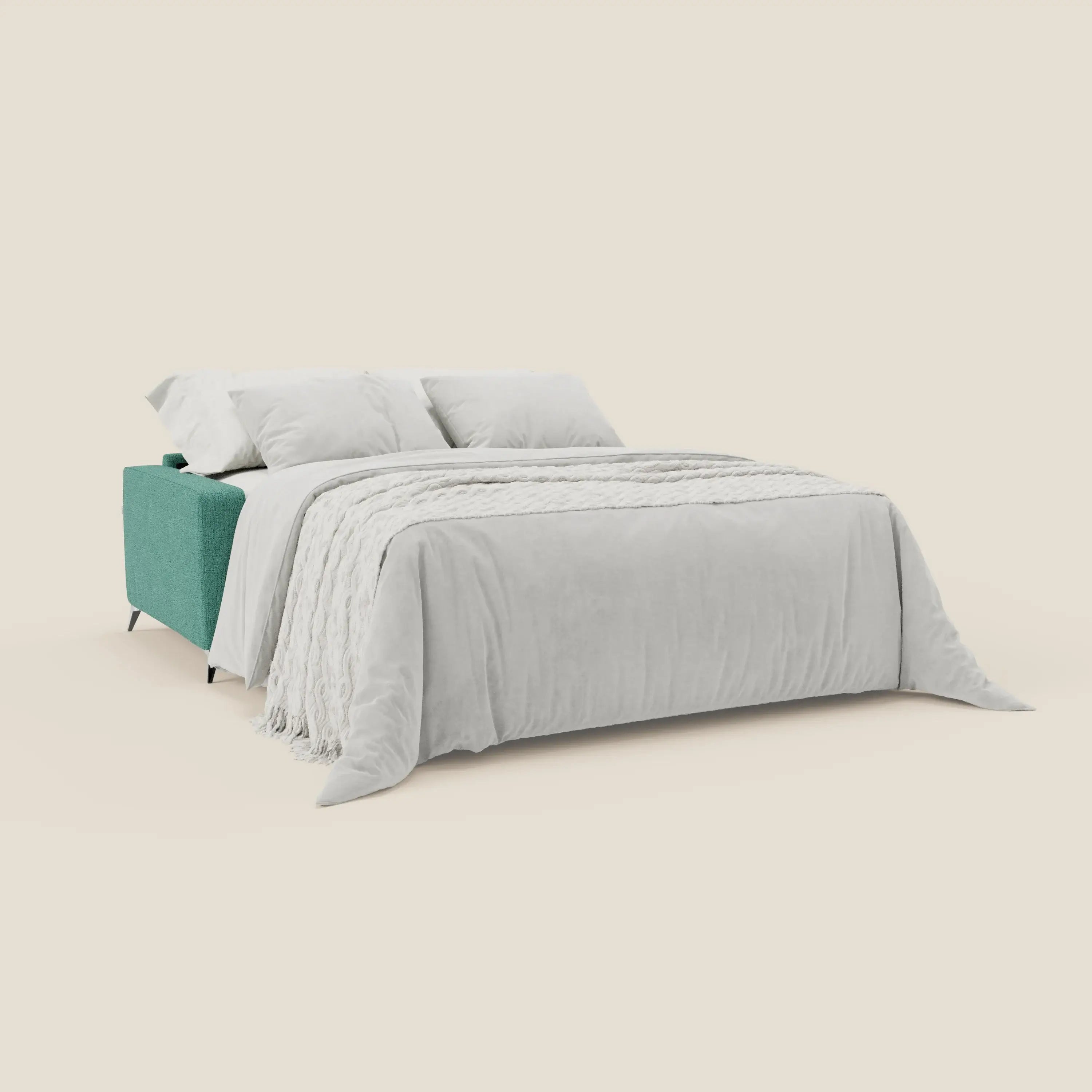 Il letto matrimoniale Alaya Divano di Divani.Store è caratterizzato da un morbido tessuto T03 verde acqua, resistente all'acqua, da cuscini in tessuto, da un design minimal con gambe nere e da cuscini e coperta bianchi su sfondo beige.
