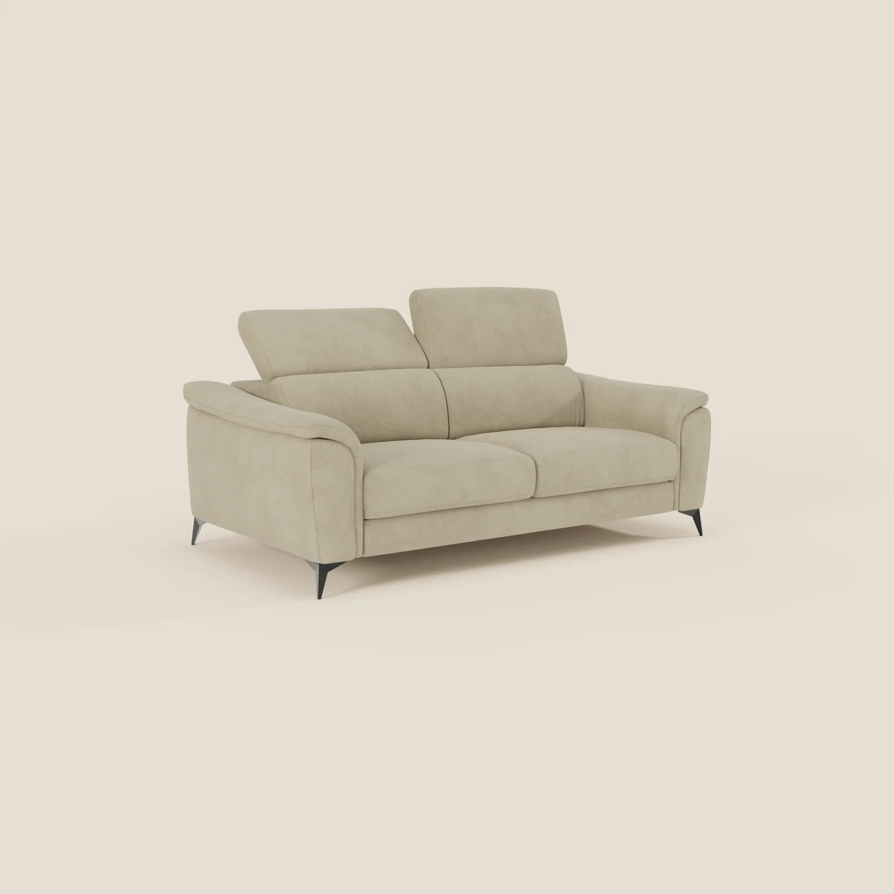 Arcos Divano 3 posti di Divani.Store è caratterizzato da gambe alte, poggiatesta regolabili e microfibra beige impermeabile (T11), che offre un look moderno e minimalista con cuscini morbidi e ampi braccioli, su un semplice sfondo crema.