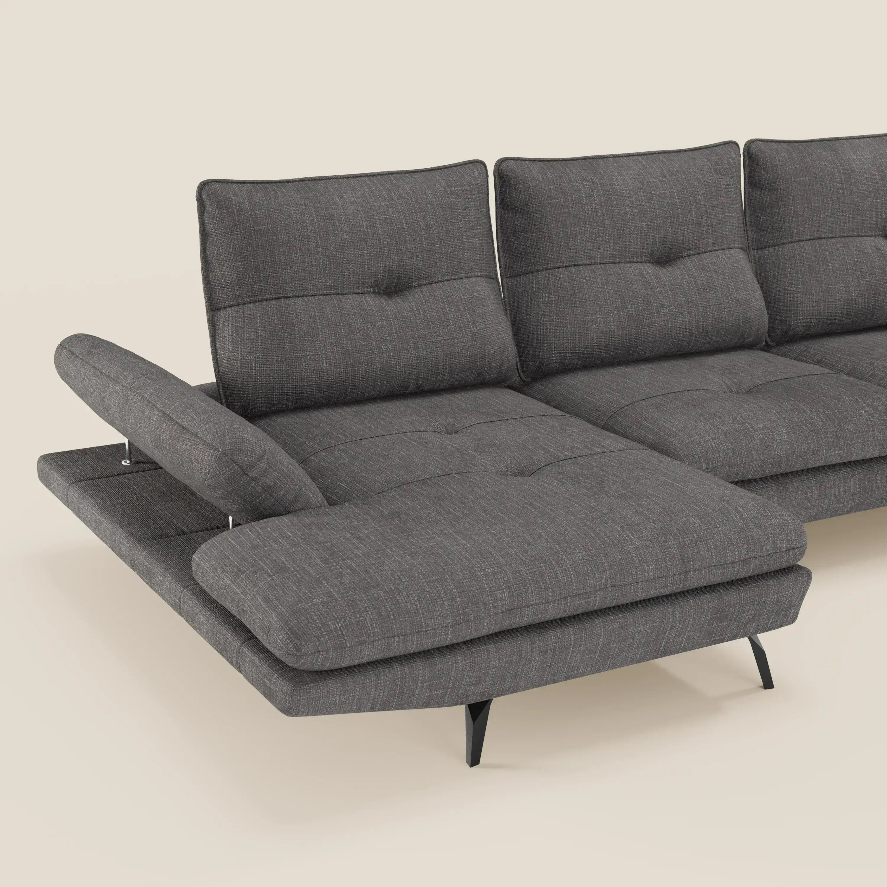 Il Divano con penisola Ardex di Divani.Store è caratterizzato da schienali traslanti, braccioli regolabili ed elegante tessuto impermeabile T06 antracite. Il suo design moderno comprende cuscini con inserti e gambe nere angolate su uno sfondo bianco sporco.