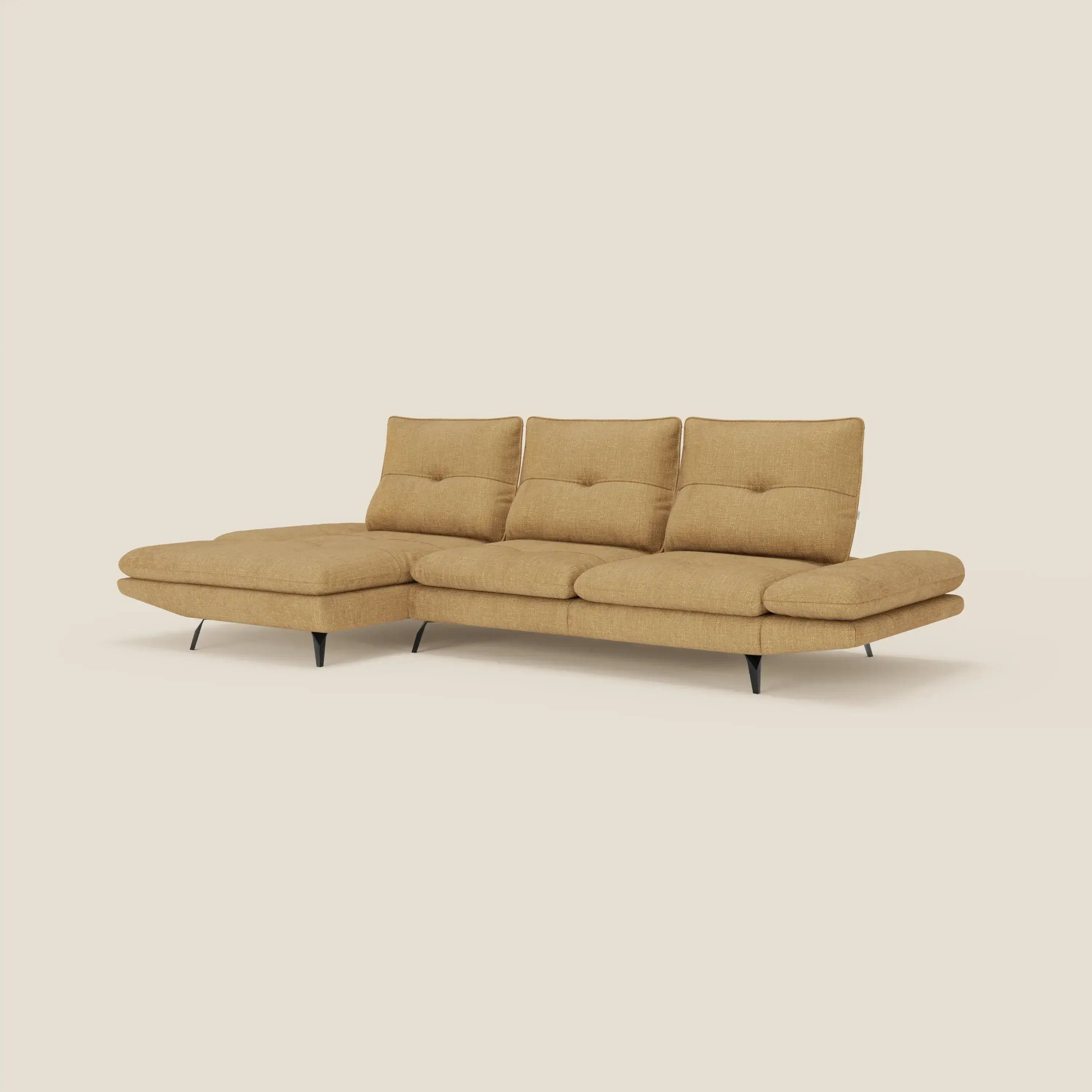 La poltrona Ardex Divano con penisola di Divani.Store in tessuto impermeabile giallo senape T06 è caratterizzata da schienali regolabili, braccioli mobili, sedute con ciuffi ed eleganti gambe in metallo nero, su uno sfondo beige chiaro.