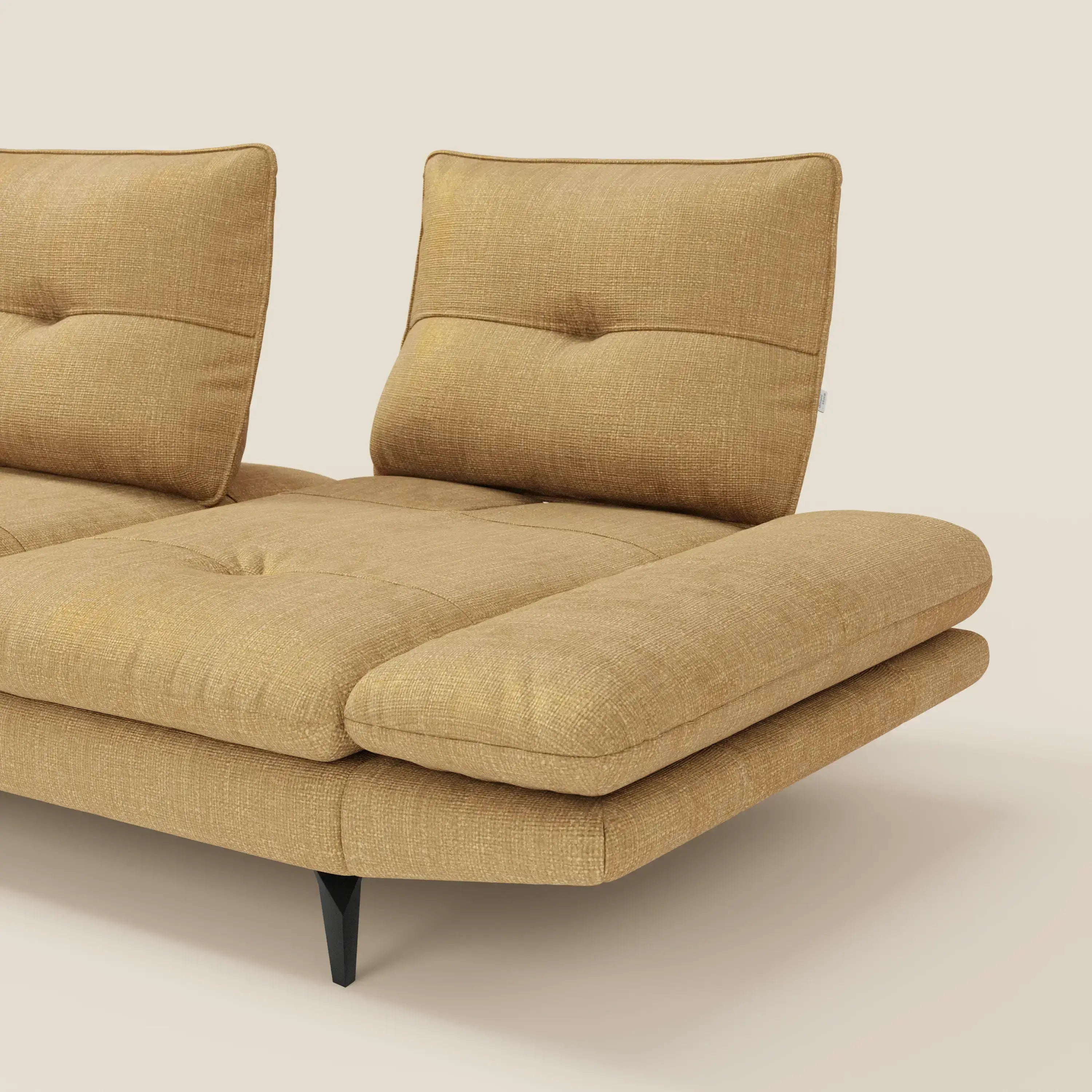 Ardex Divano con penisola di Divani.Store, in elegante tessuto impermeabile giallo T06, è caratterizzato da braccioli regolabili, schienali scorrevoli, linee pulite e gambe angolate nere. In figura, un angolo visibile e parte della seduta su sfondo crema.