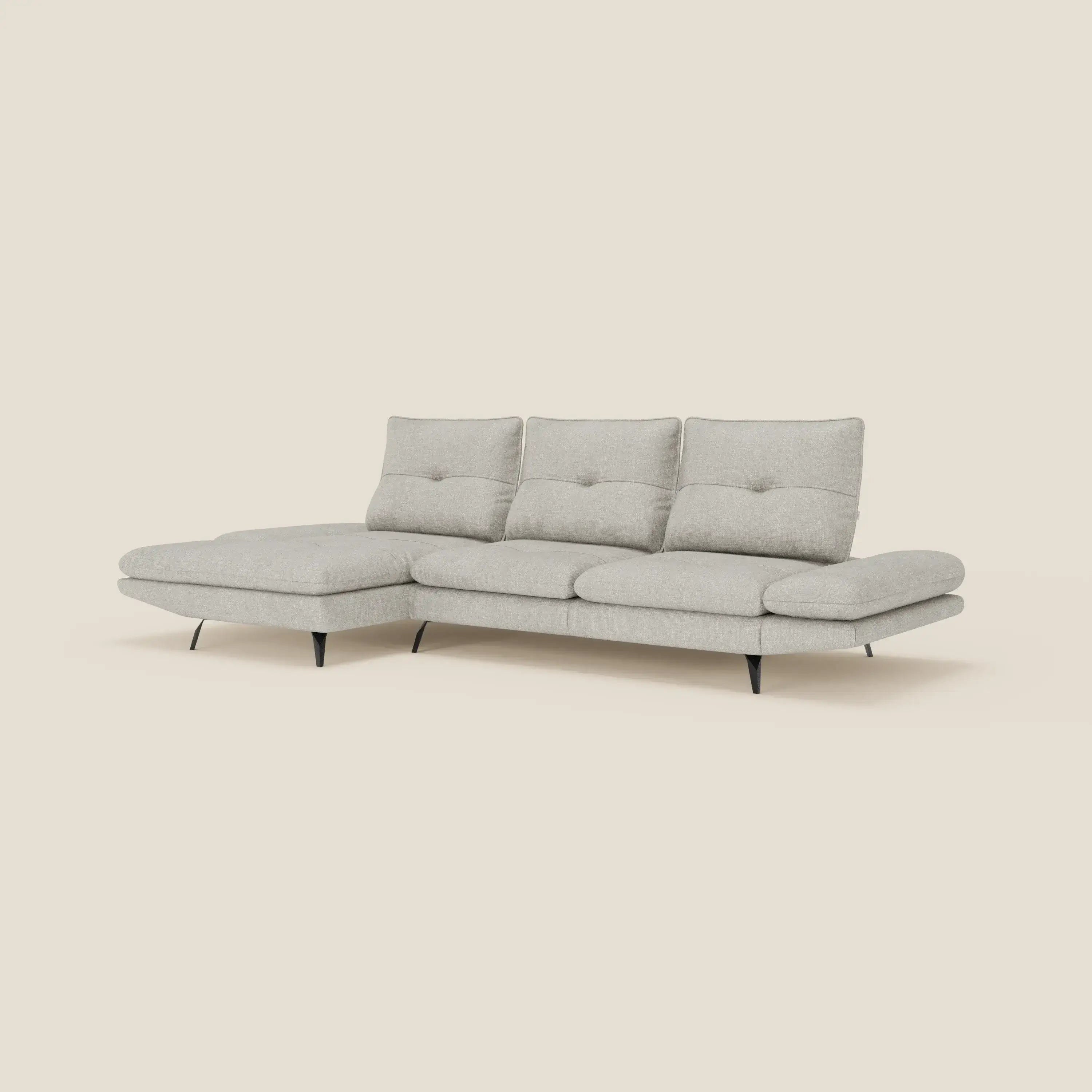 Ardex Divano con penisola di Divani.Store è caratterizzato da schienali e braccioli regolabili, elegante tessuto impermeabile T06 grigio chiaro, tre sedute, chaise longue sinistra annessa, sottili gambe nere angolate e un look minimalista e contemporaneo.