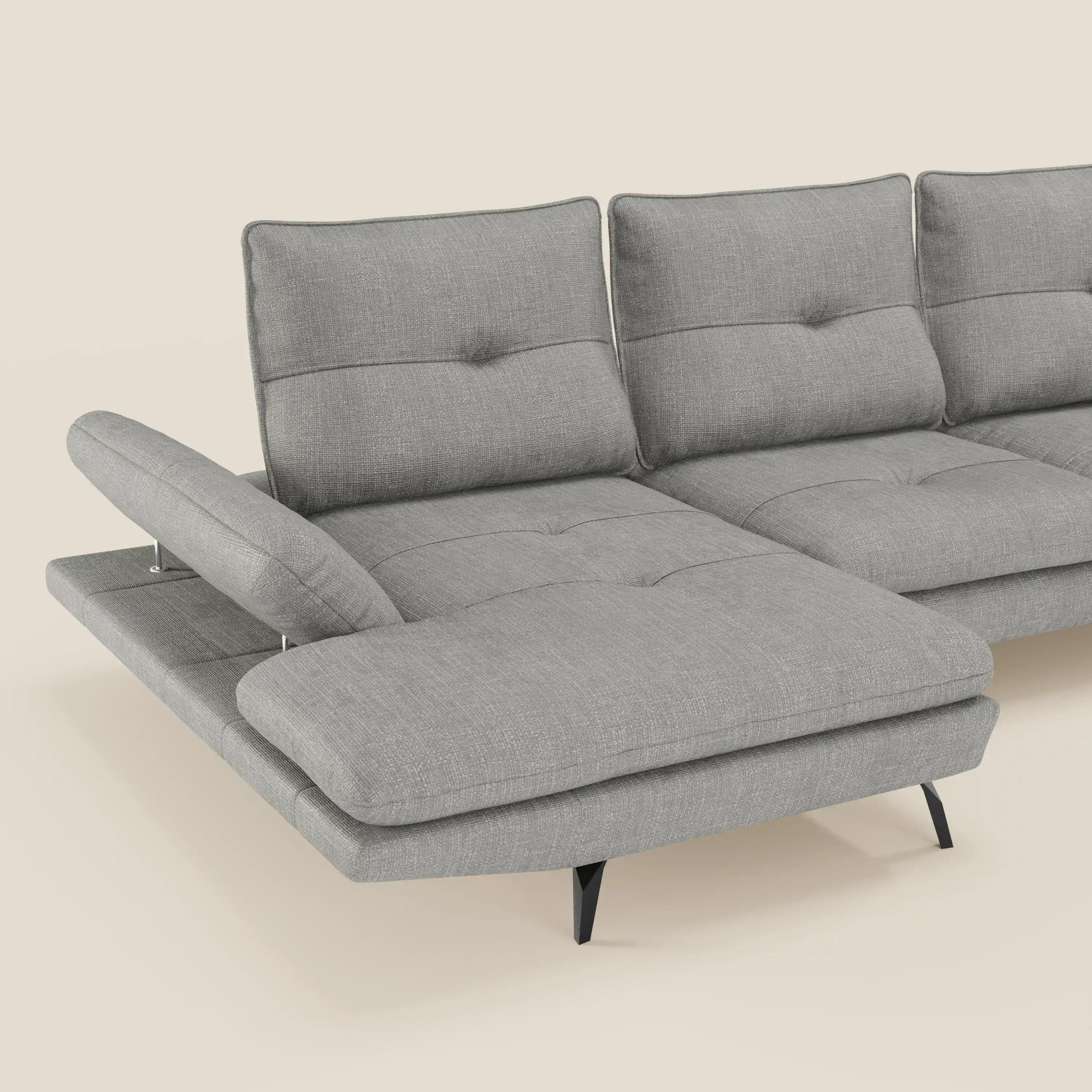 Il Divano con penisola Ardex di Divani.Store, in tessuto impermeabile T06 grigio, è caratterizzato da eleganti gambe angolate nere, schienali traslanti e braccioli regolabili per un look moderno e minimalista, su sfondo neutro.