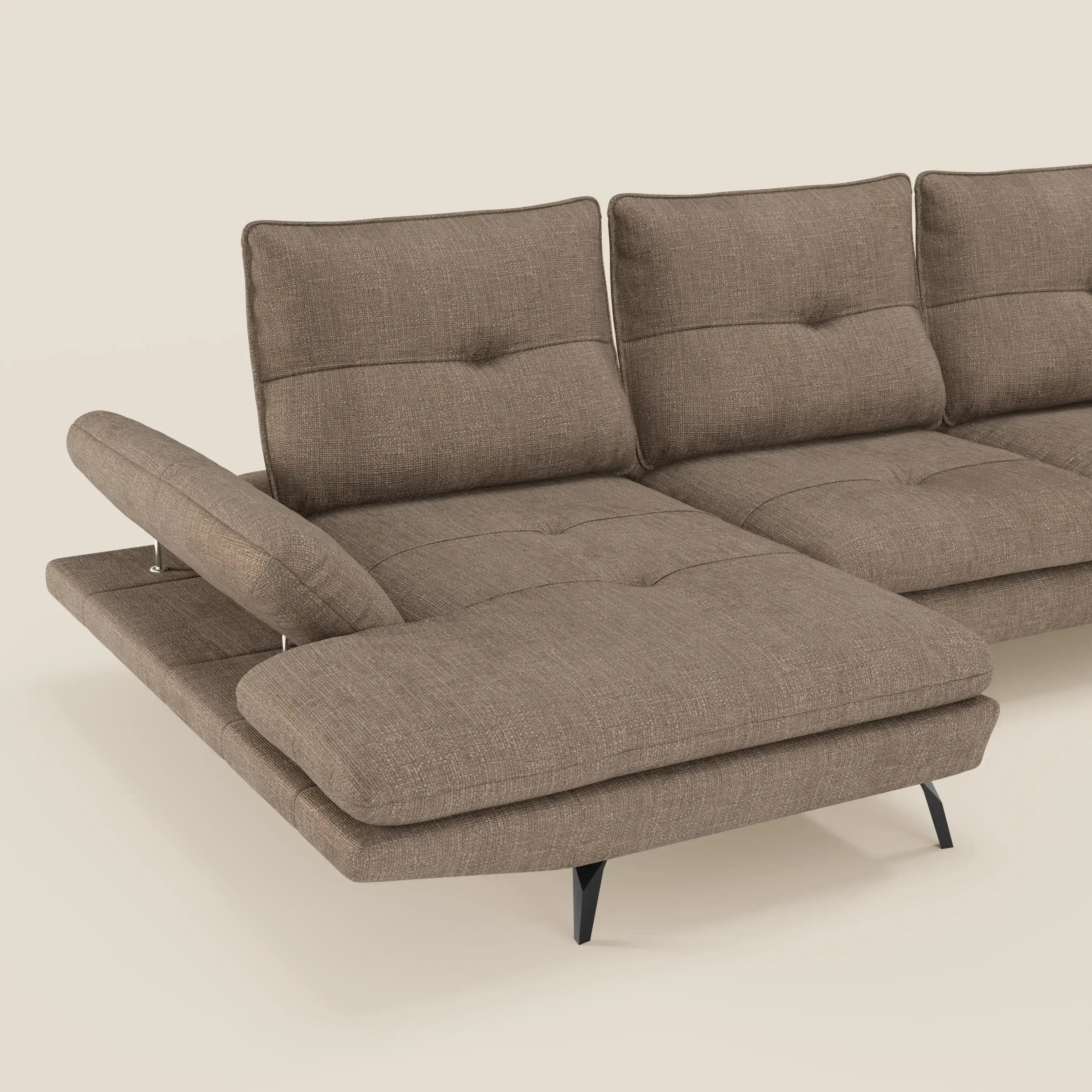 Il Divano con penisola Ardex di Divani.Store è caratterizzato da schienali traslanti, braccioli regolabili ed elegante tessuto impermeabile T06 marrone. Moderno e minimalista, poggia su gambe angolate nere su uno sfondo bianco sporco.