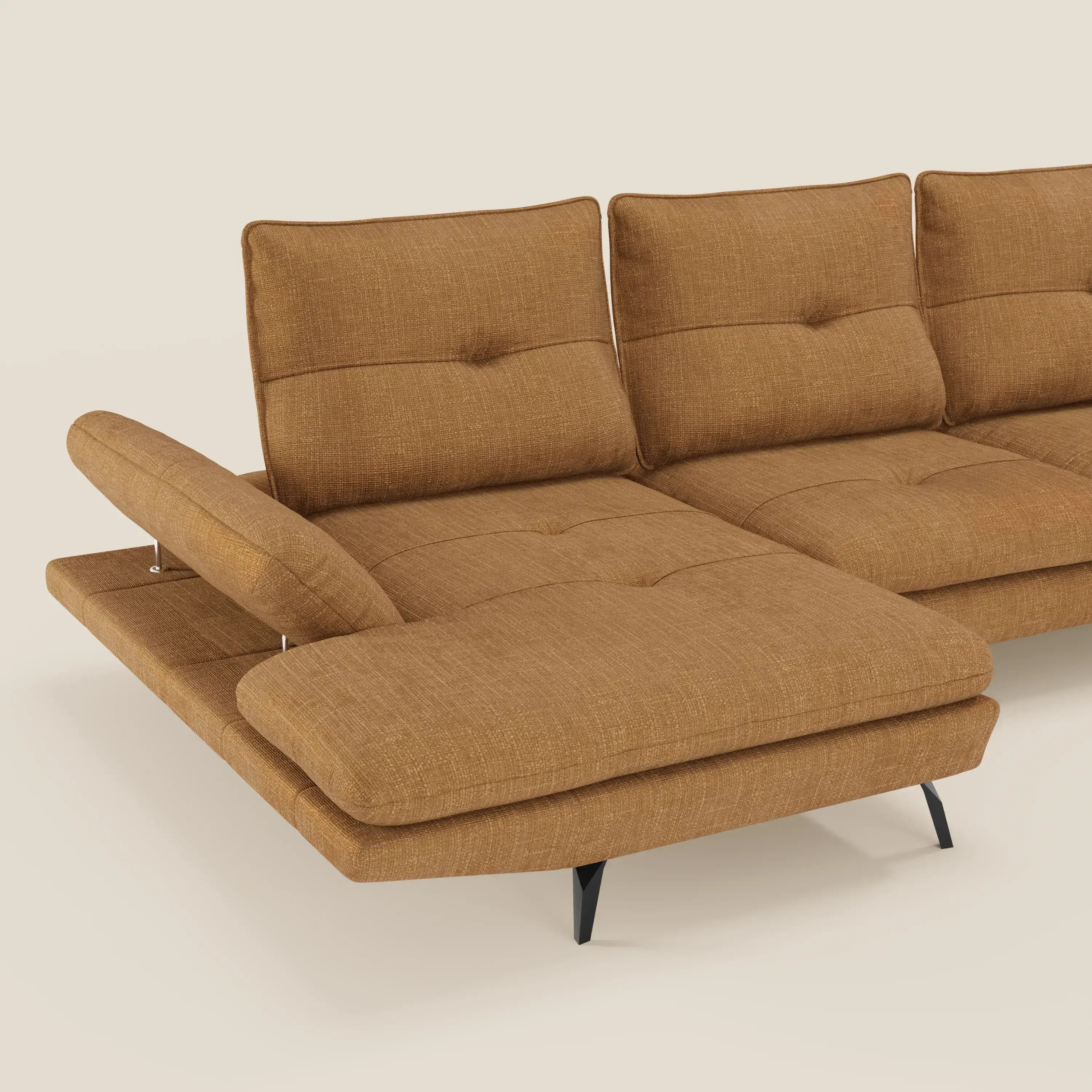 Ardex Divano con penisola di Divani.Store è caratterizzato da schienali traslanti, braccioli regolabili ed elegante tessuto impermeabile T06 ocra. Le sottili gambe nere e le linee pulite si stagliano su un semplice sfondo bianco sporco per un look moderno.