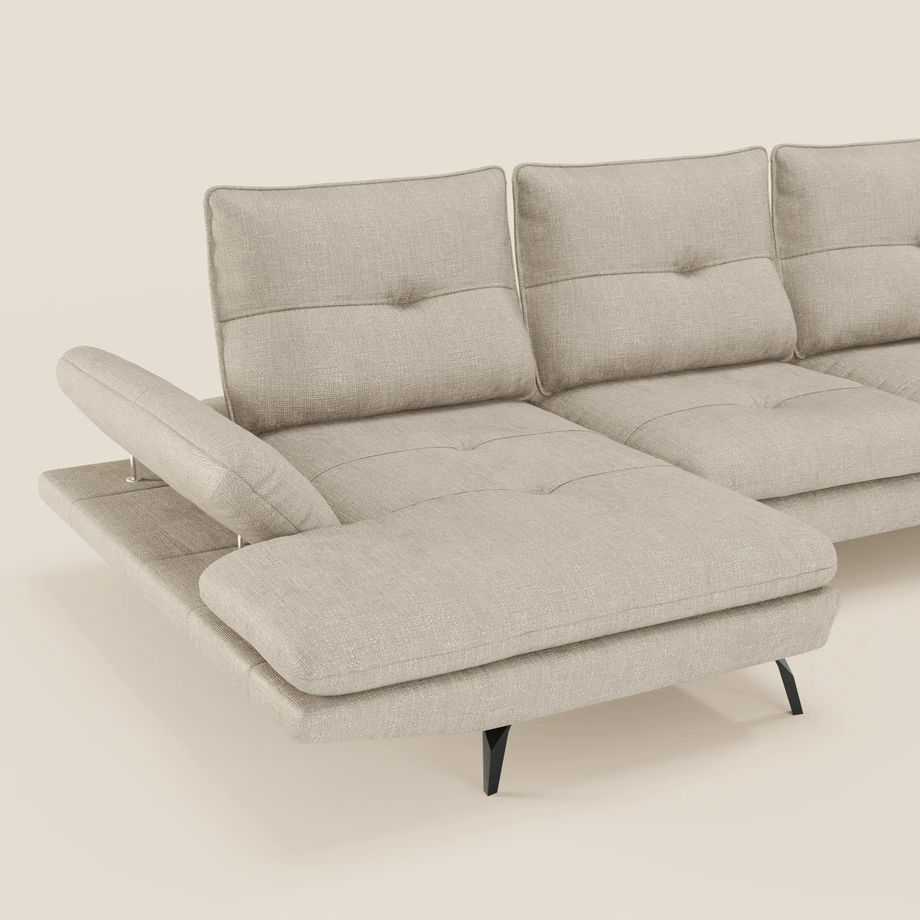 L'Ardex Divano con penisola di Divani.Store, nell'elegante tessuto impermeabile T06 panna, è caratterizzato da schienali scorrevoli, braccioli regolabili, gambe angolate nere, sottili ciuffi e una sezione a chaise per un comfort versatile e uno stile moderno.