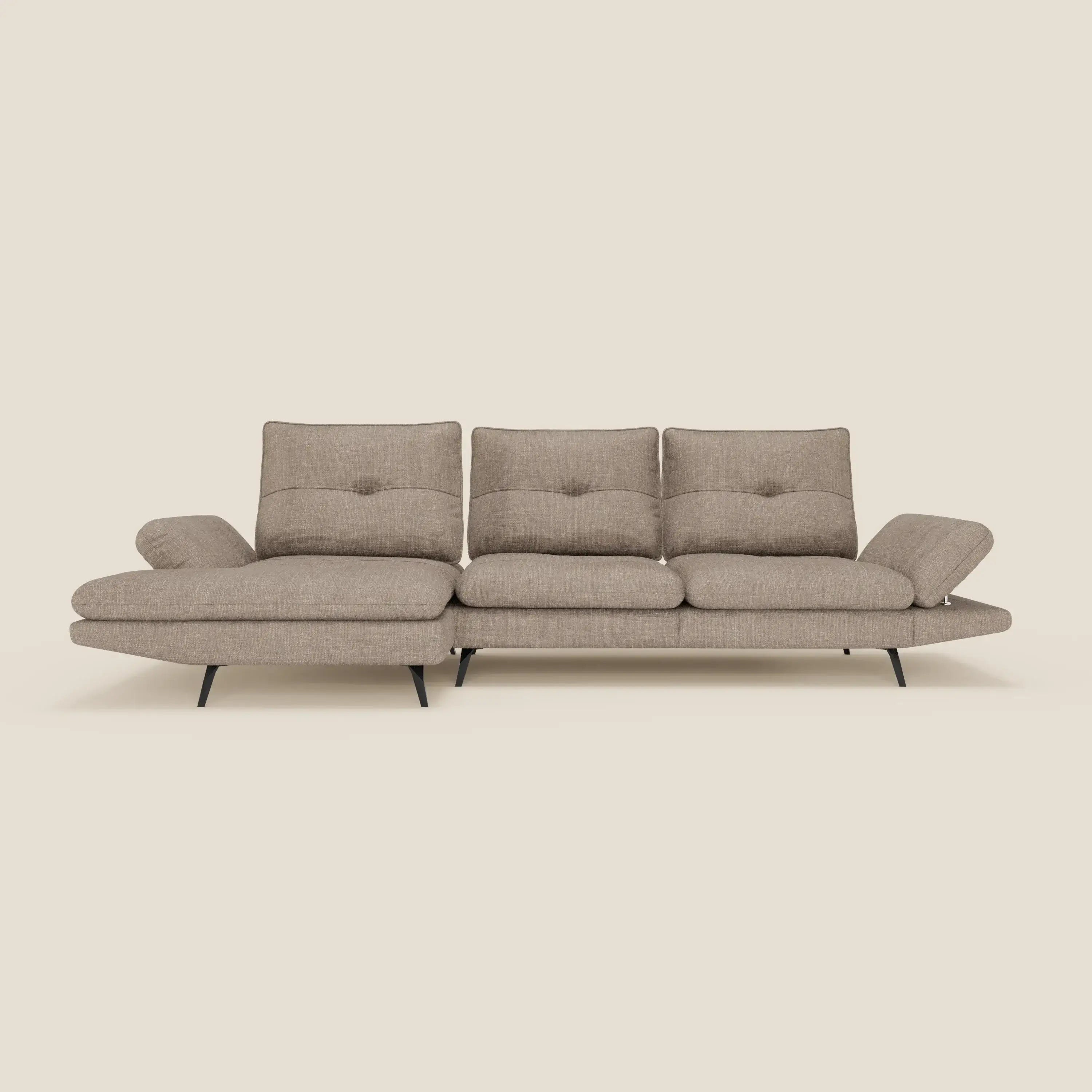 Il divano Ardex con penisola di Divani.Store, in elegante tessuto impermeabile T06 tortora, presenta schienali traslanti, braccioli regolabili e piedini in metallo nero su sfondo bianco sporco per un look moderno e rilassato.