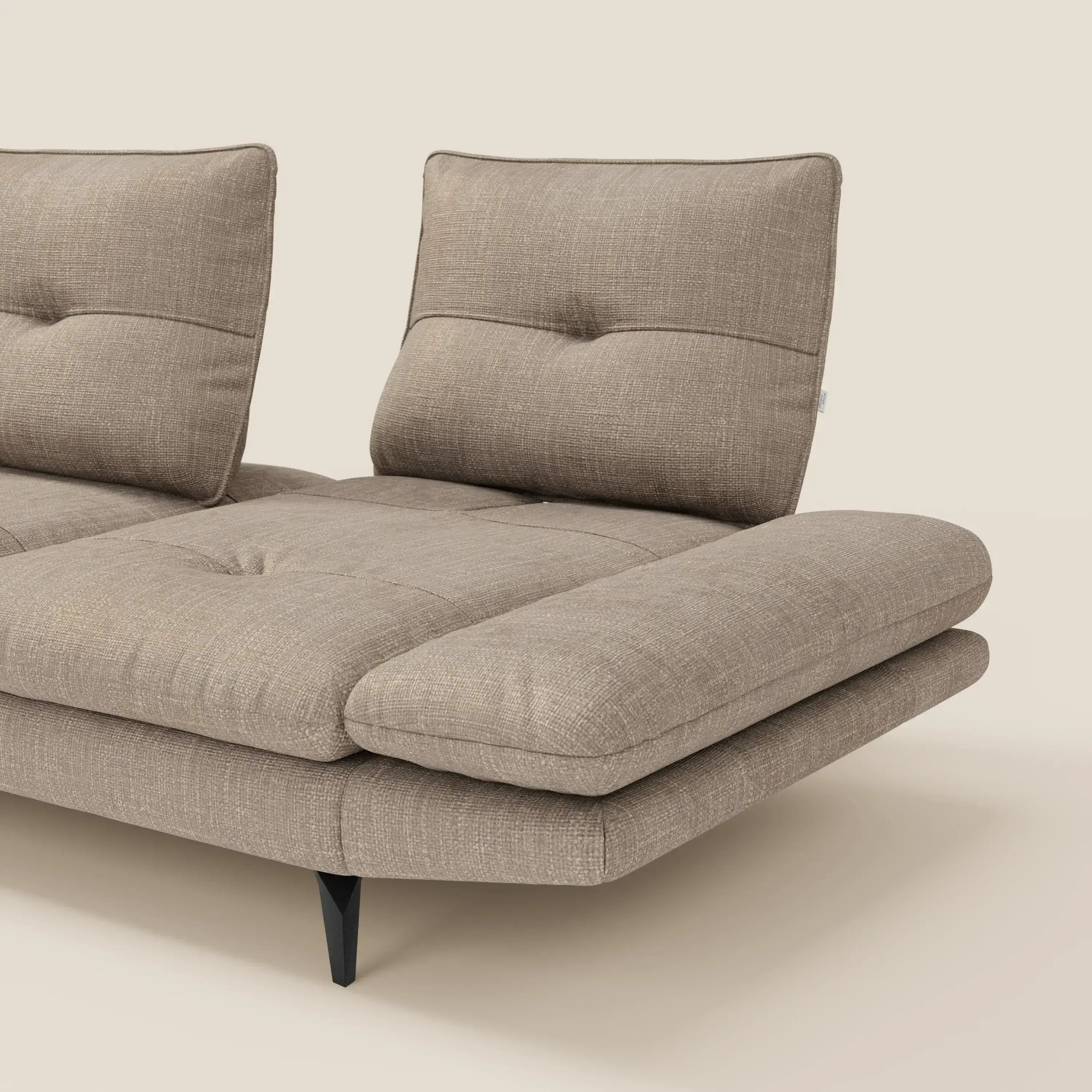 Il Divano con penisola Ardex di Divani.Store è caratterizzato da schienali traslanti, braccioli regolabili e rivestimento in elegante tessuto impermeabile T06 tortora per garantire stile e comfort.