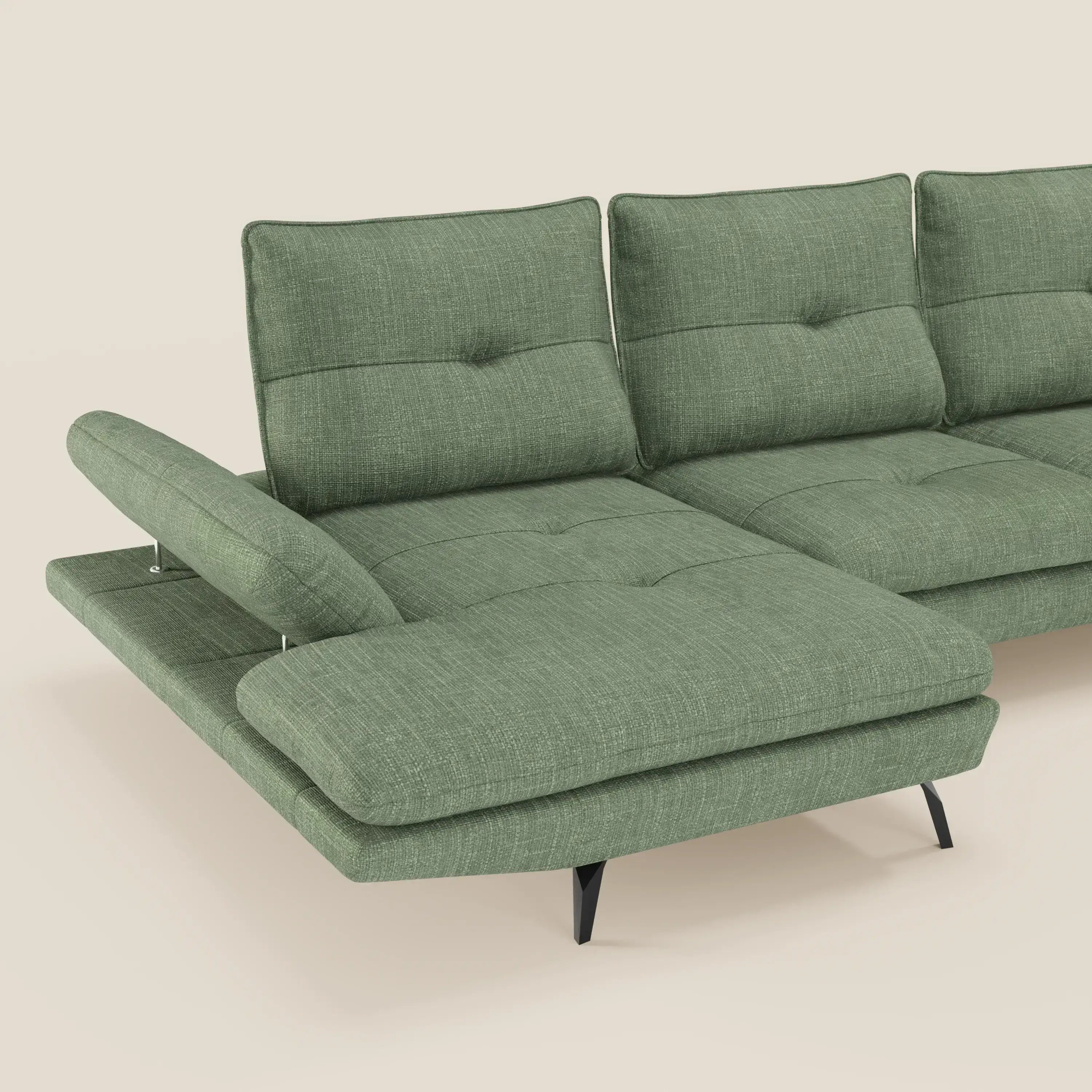 Ardex Divano con penisola di Divani.Store è caratterizzato da un elegante tessuto impermeabile verde T06, schienali scorrevoli e braccioli regolabili. Su uno sfondo beige chiaro, ha sottili gambe nere e moderni cuscini imbottiti.