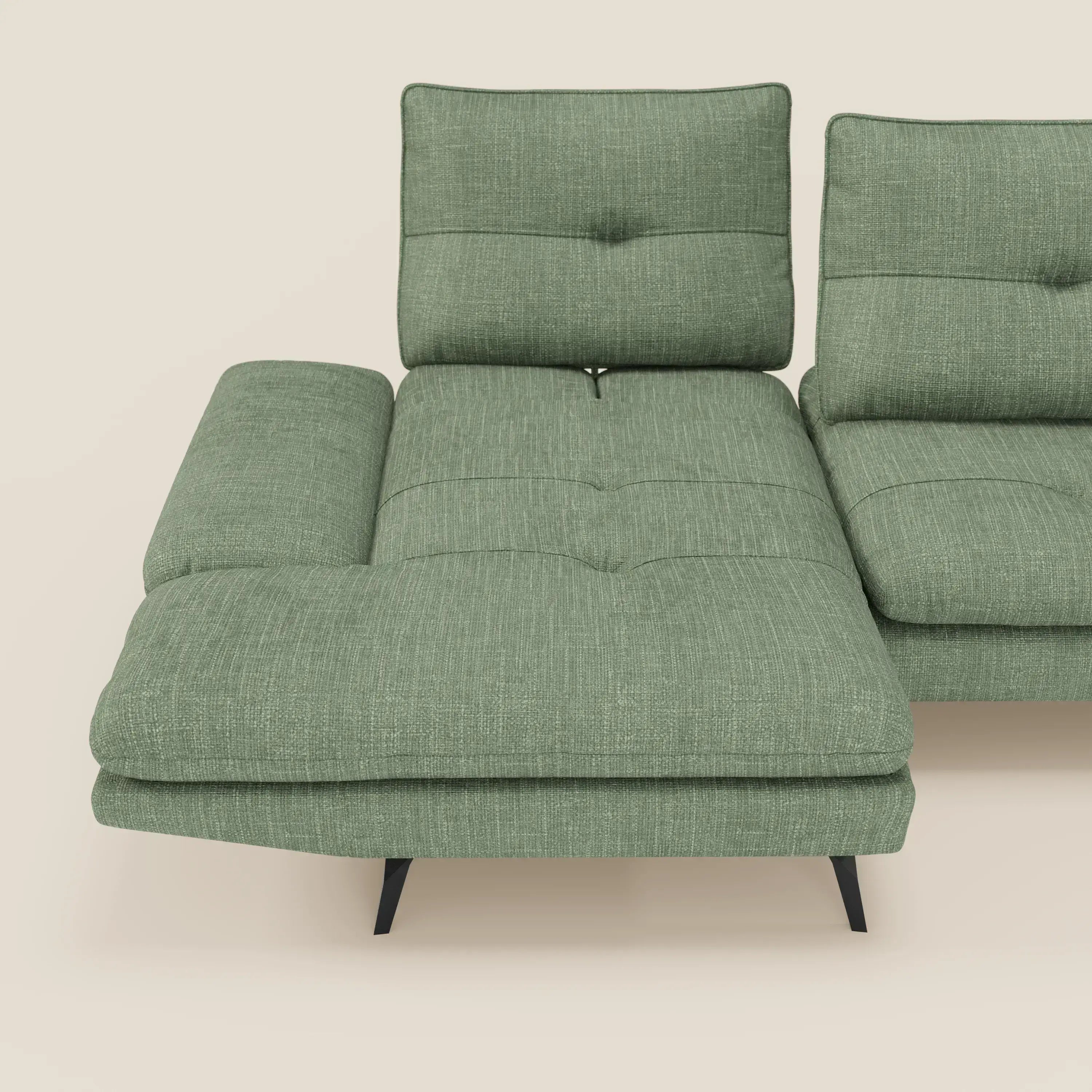 Ardex Divano con penisola di Divani.Store, in tessuto impermeabile verde T06, è caratterizzato da schienali scorrevoli, braccioli regolabili, linee pulite, sottili ciuffi e sottili gambe nere. Il tutto su uno sfondo beige chiaro.