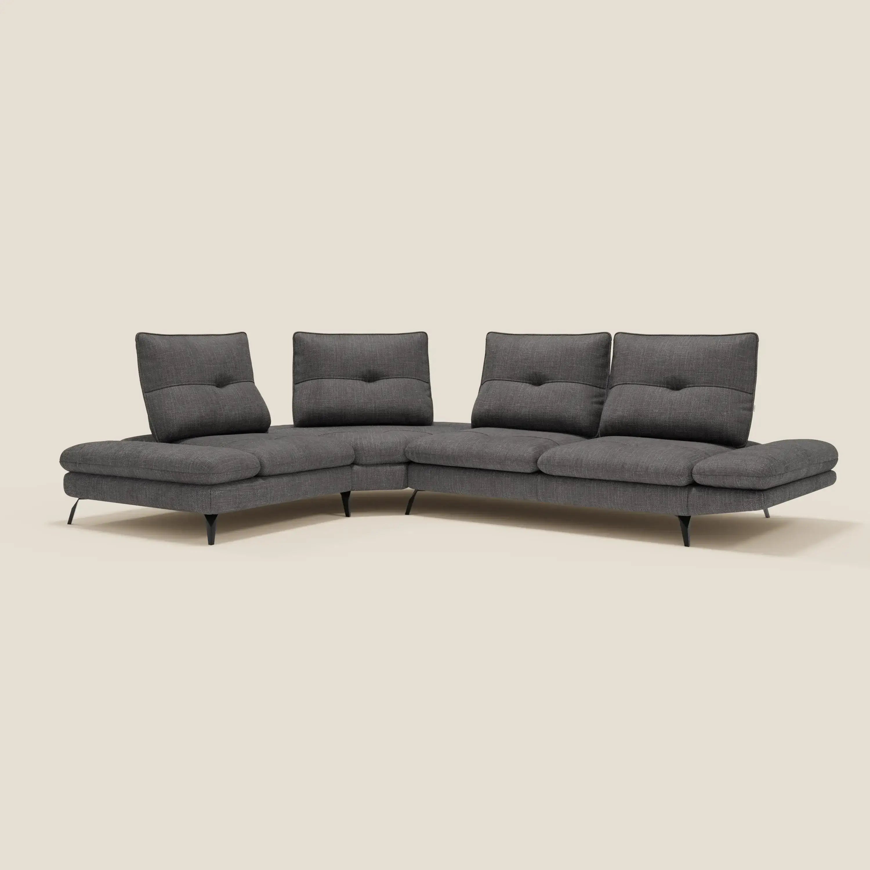 Ardex Divano Angolare di Divani.Store è un divano a L in tessuto impermeabile antracite T06, con schienali scorrevoli, braccioli regolabili e un moderno design a basso profilo.