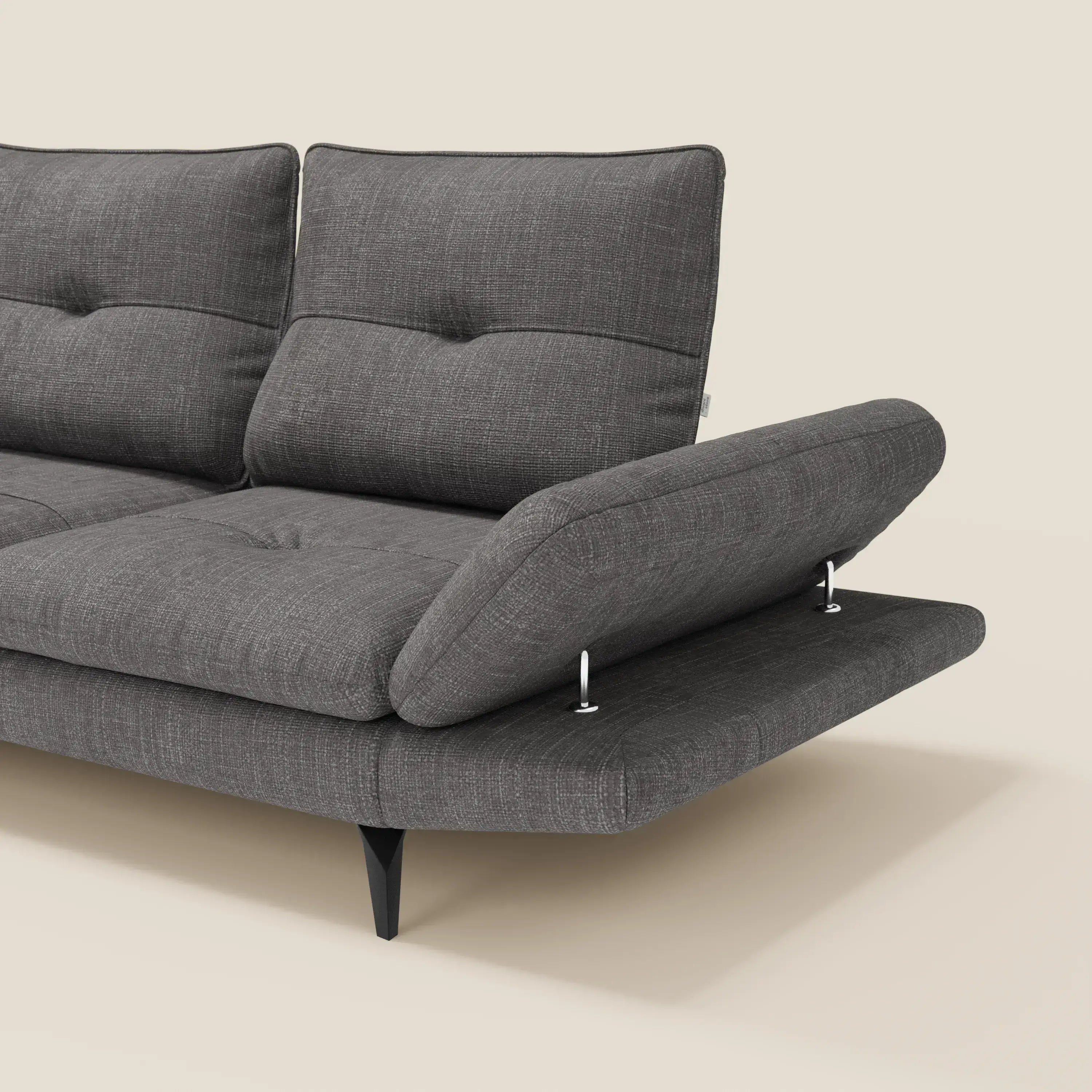 Ardex Divano Angolare di Divani.Store è caratterizzato da schienali scorrevoli, braccioli regolabili e gambe in metallo nero con un elegante tessuto impermeabile T06 antracite. Solo una parte è visibile e mette in risalto i cuscini con inserti, la texture e lo stile moderno e modulare.