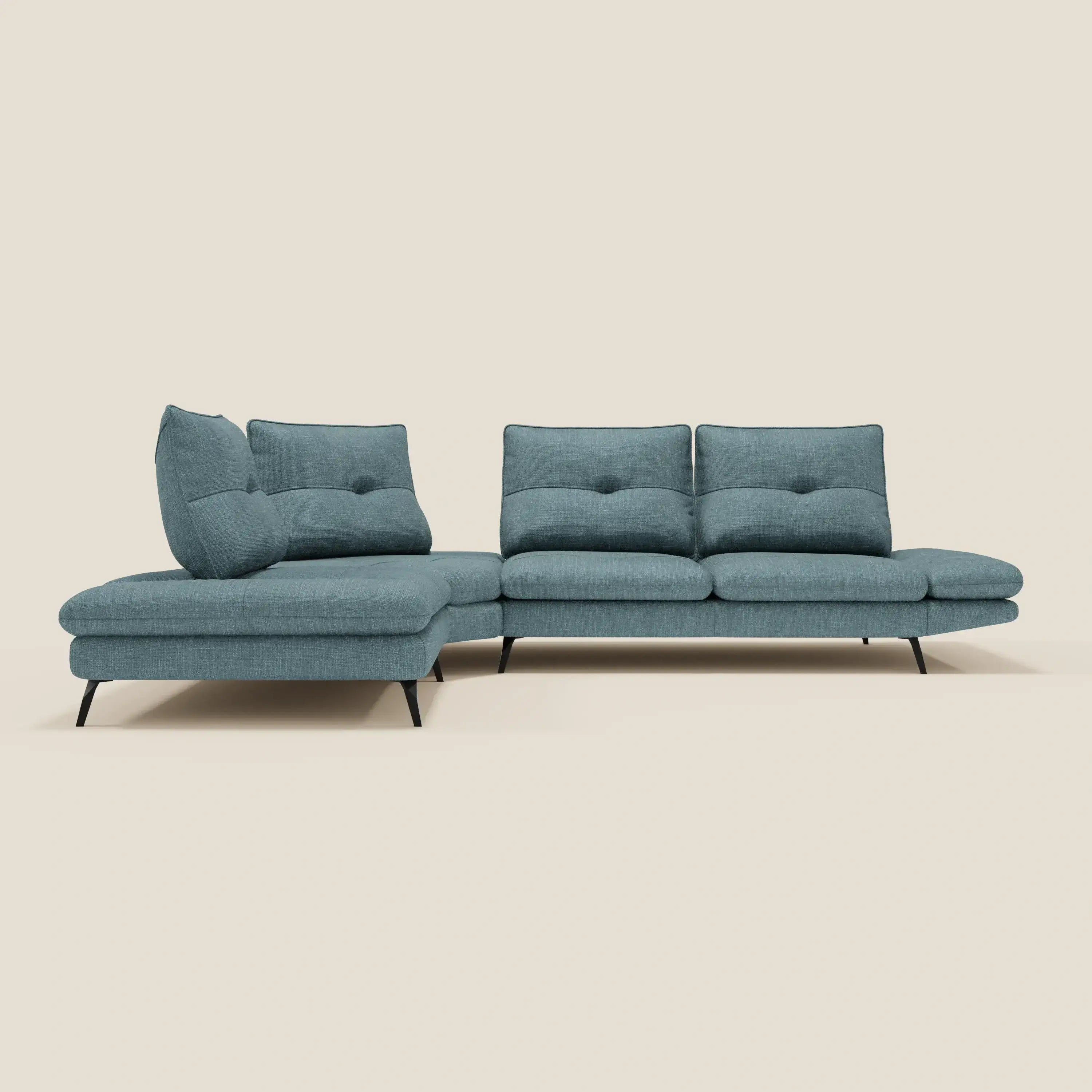 Il Divano Angolare Ardex di Divani.Store è caratterizzato da schienali traslanti, bracciolo regolabile e chaise left in elegante tessuto impermeabile T06 azzurro, gambe angolari nere e cuscini imbottiti con bottoni, il tutto su uno sfondo beige semplice.