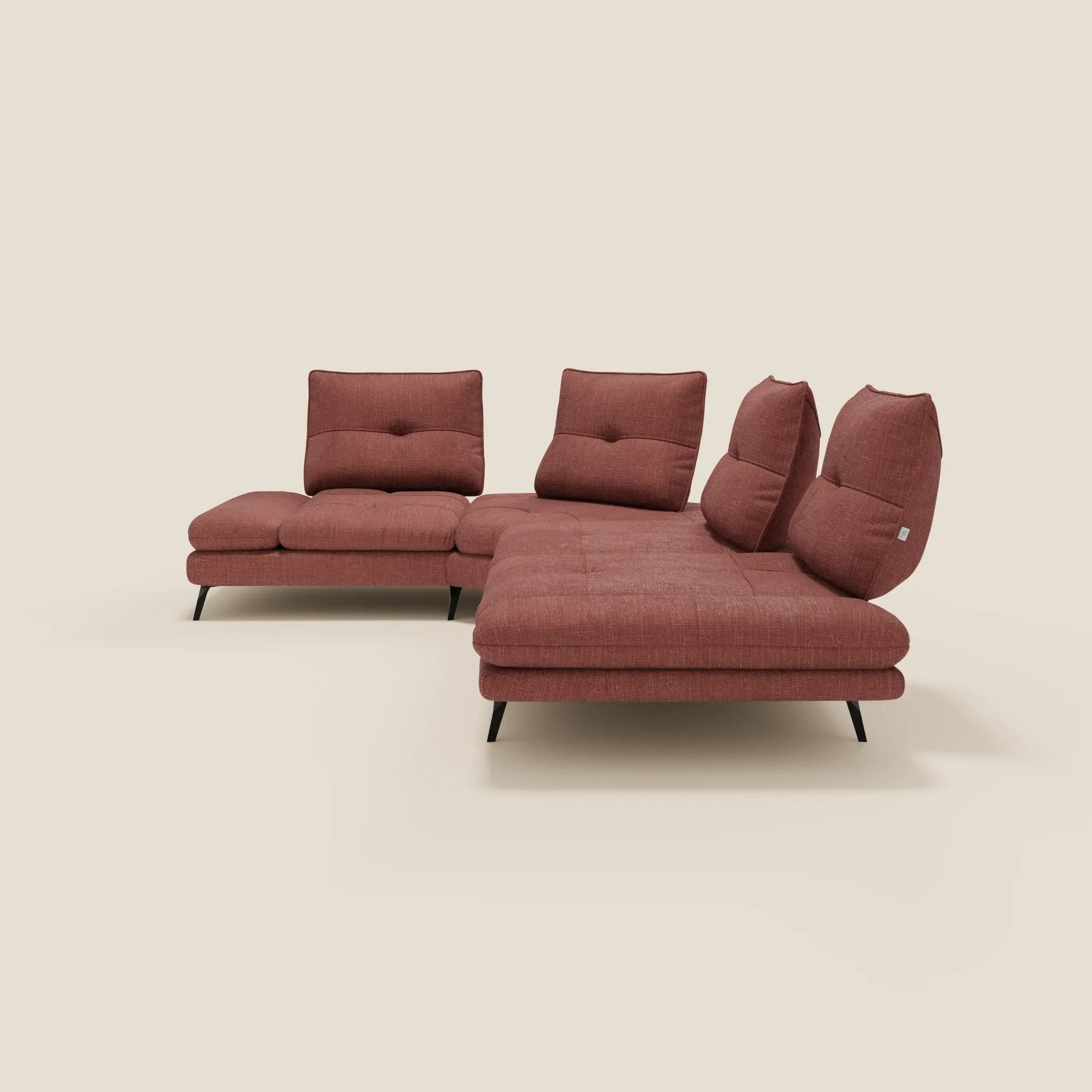 Il Divano Angolare Ardex di Divani.Store è caratterizzato da schienali traslanti e bracciolo regolabile in elegante tessuto corallo T06 impermeabile. L'elegante design a L con sottili gambe in metallo nero spicca su uno sfondo beige chiaro.