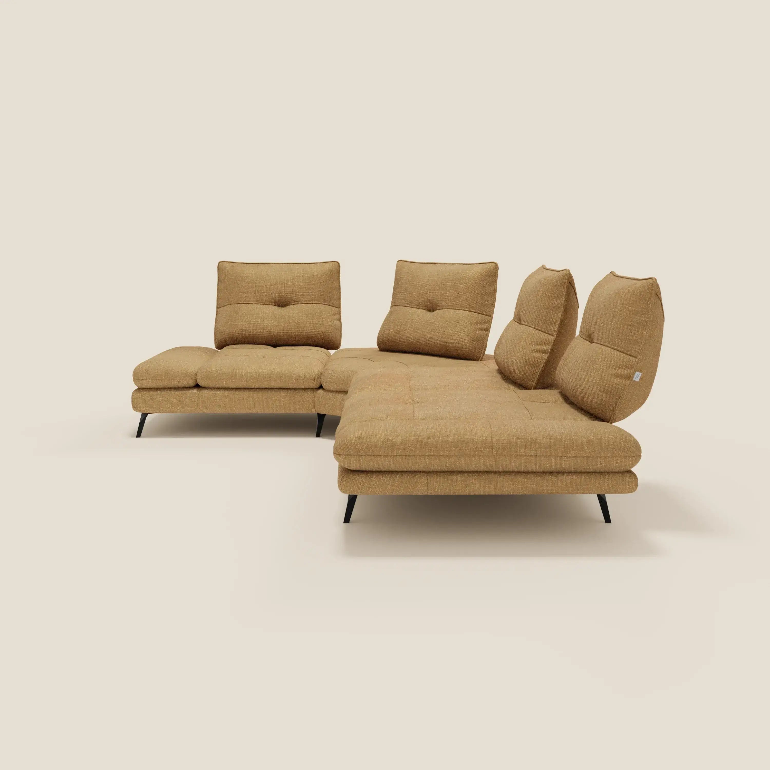 L'Ardex Divano Angolare di Divani.Store in tessuto impermeabile giallo T06 è caratterizzato da schienali scorrevoli, braccioli regolabili, eleganti gambe nere e un moderno design modulare, su uno sfondo beige chiaro per un effetto contemporaneo.