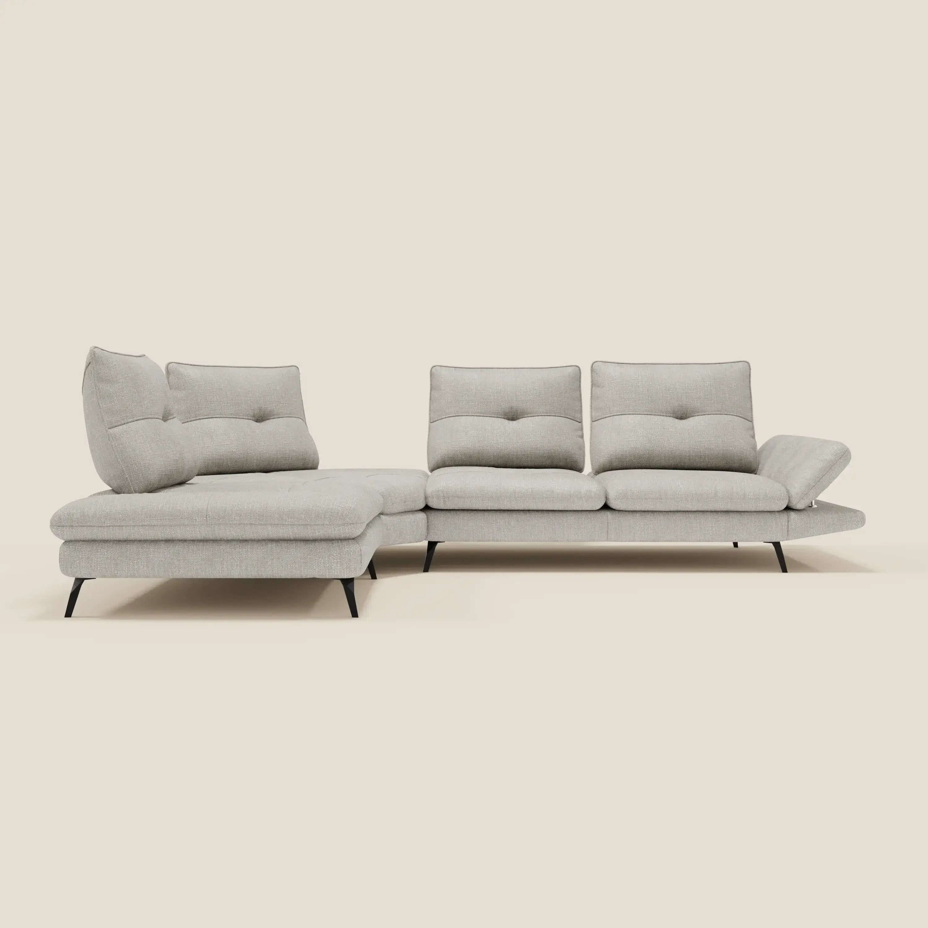L'Ardex Divano Angolare di Divani.Store è caratterizzato da schienali traslanti, bracciolo regolabile ed elegante tessuto impermeabile T06 grigio chiaro con gambe nere e chaise longue sinistra, su sfondo beige.