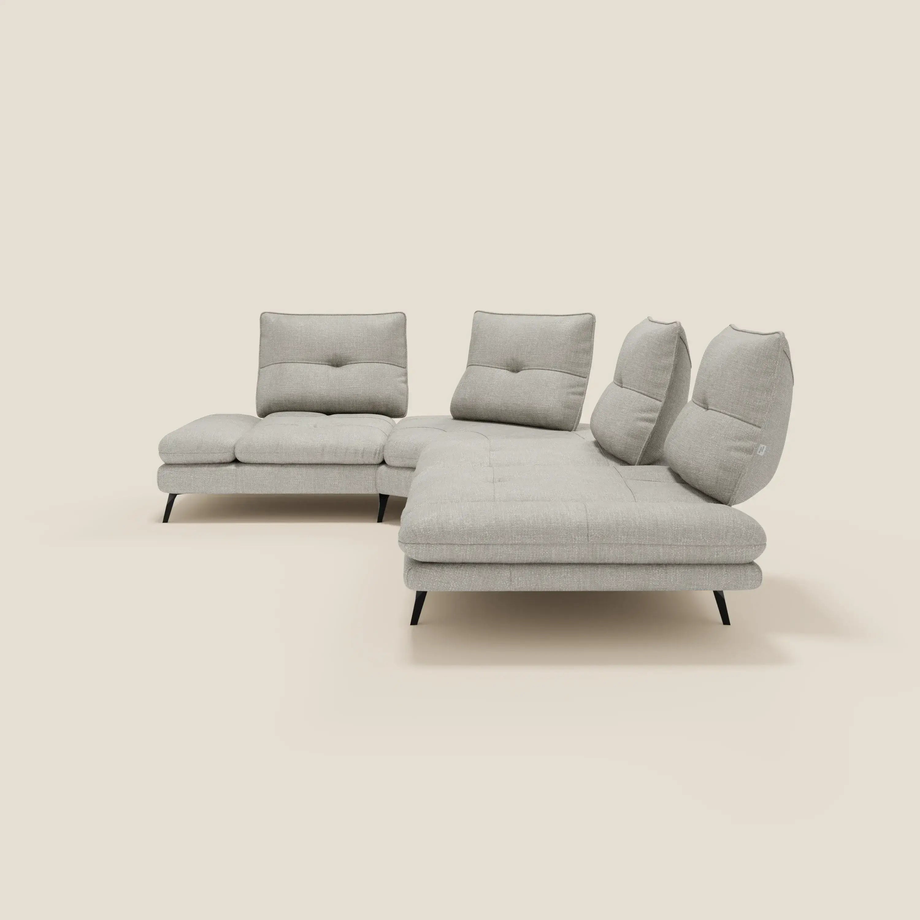 Ardex Divano Angolare di Divani.Store, in elegante tessuto impermeabile grigio chiaro T06, è caratterizzato da schienali scorrevoli, braccioli regolabili, cuscini trapuntati, gambe nere angolate e un design moderno e minimalista dalle linee pulite e dalla morbida imbottitura.