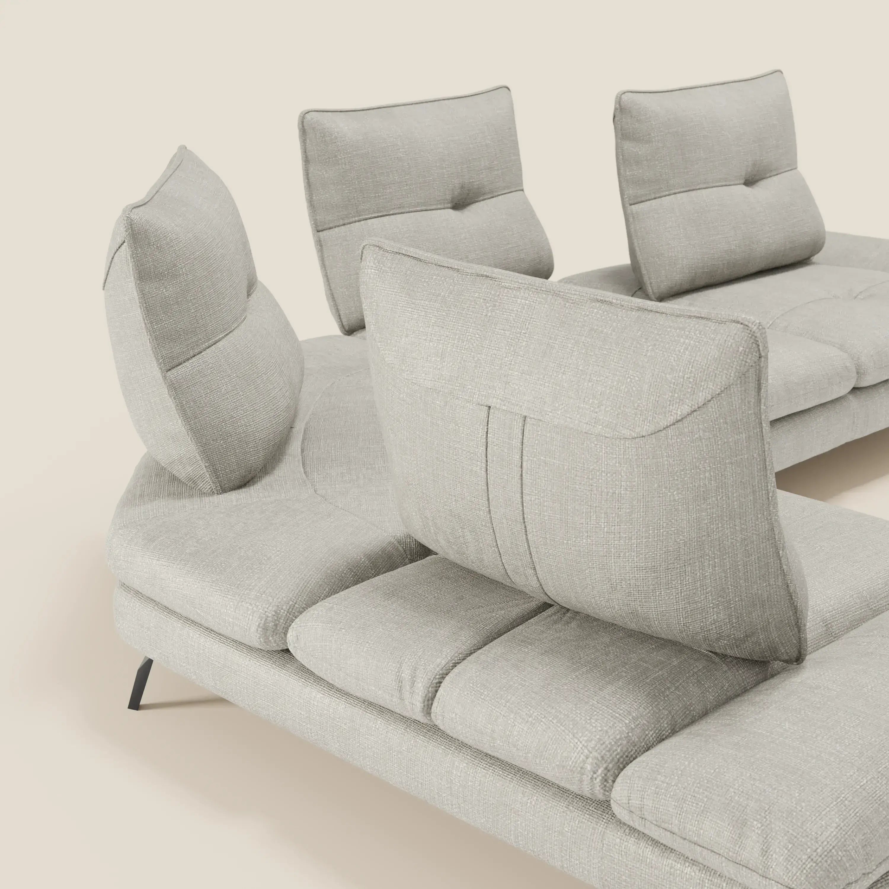 Ardex Divano Angolare di Divani.Store è caratterizzato da un elegante tessuto impermeabile T06 grigio chiaro, schienali scorrevoli angolati singolarmente, bracciolo regolabile, design minimalista, morbidi cuscini, sottili ciuffi e sottili gambe nere per un look moderno.