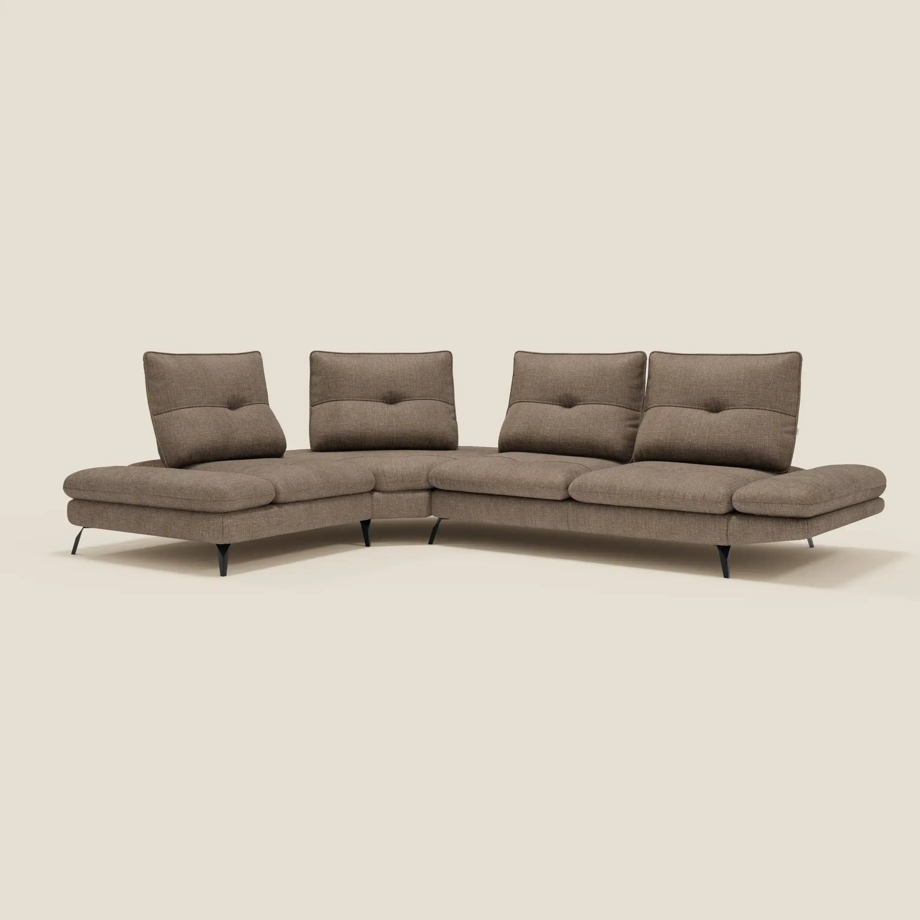 Ardex Divano Angolare di Divani.Store è un moderno divano a L in tessuto impermeabile marrone T06 con schienali scorrevoli, braccioli regolabili e sottili gambe angolari nere, che sfoggia un look minimalista su uno sfondo semplice.