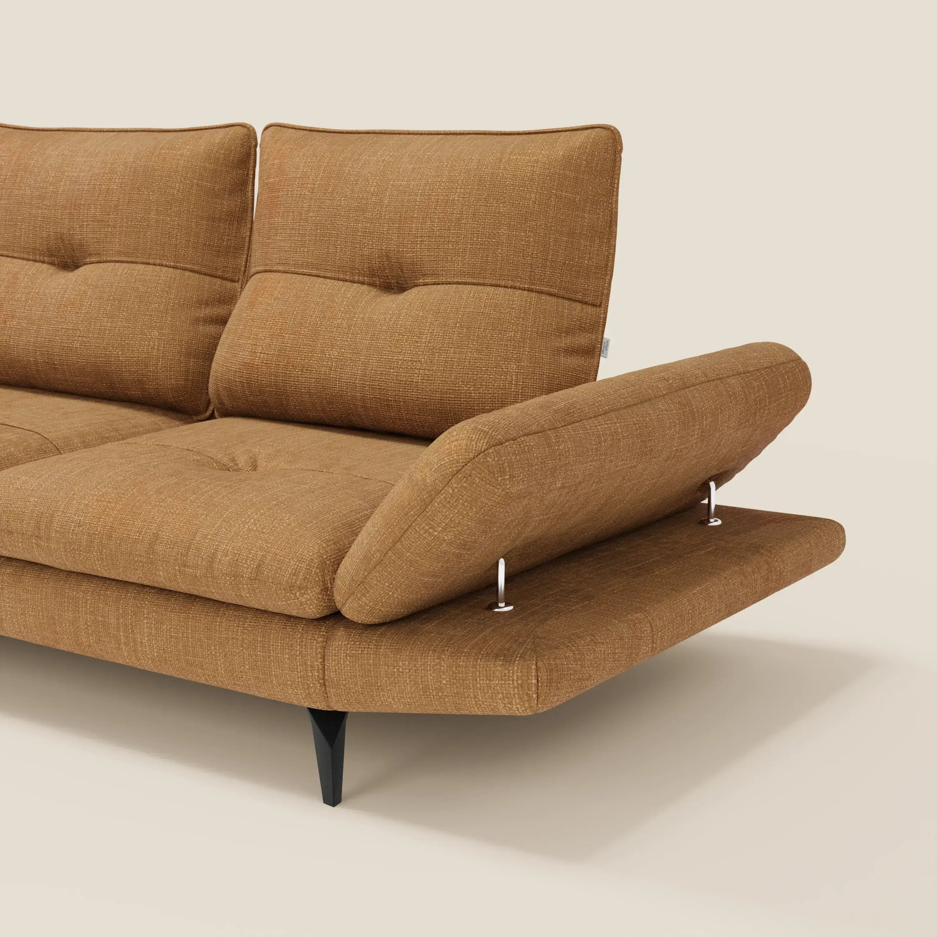 Ardex Divano Angolare di Divani.Store è caratterizzato da un design moderno e modulare in tessuto impermeabile T06 ocra, con braccioli regolabili, schienali scorrevoli, cuscini imbottiti, gambe angolari nere e sfondo chiaro.