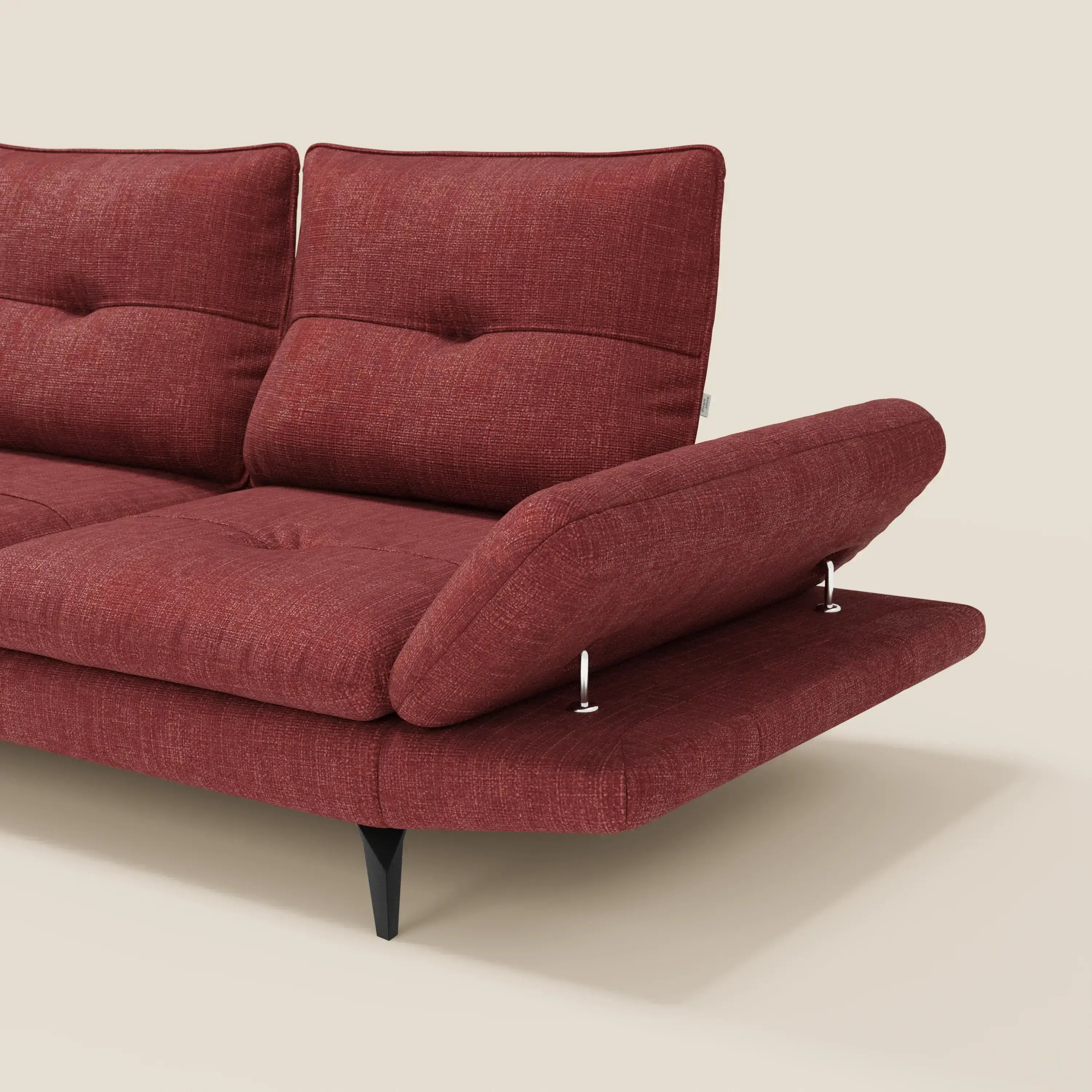 Ardex Divano Angolare di Divani.Store è caratterizzato da un elegante tessuto impermeabile rosso T06, schienali scorrevoli, braccioli regolabili in altezza, gambe angolari nere e cuscini con inserti, il tutto su uno sfondo semplice color crema per un look elegante e contemporaneo.