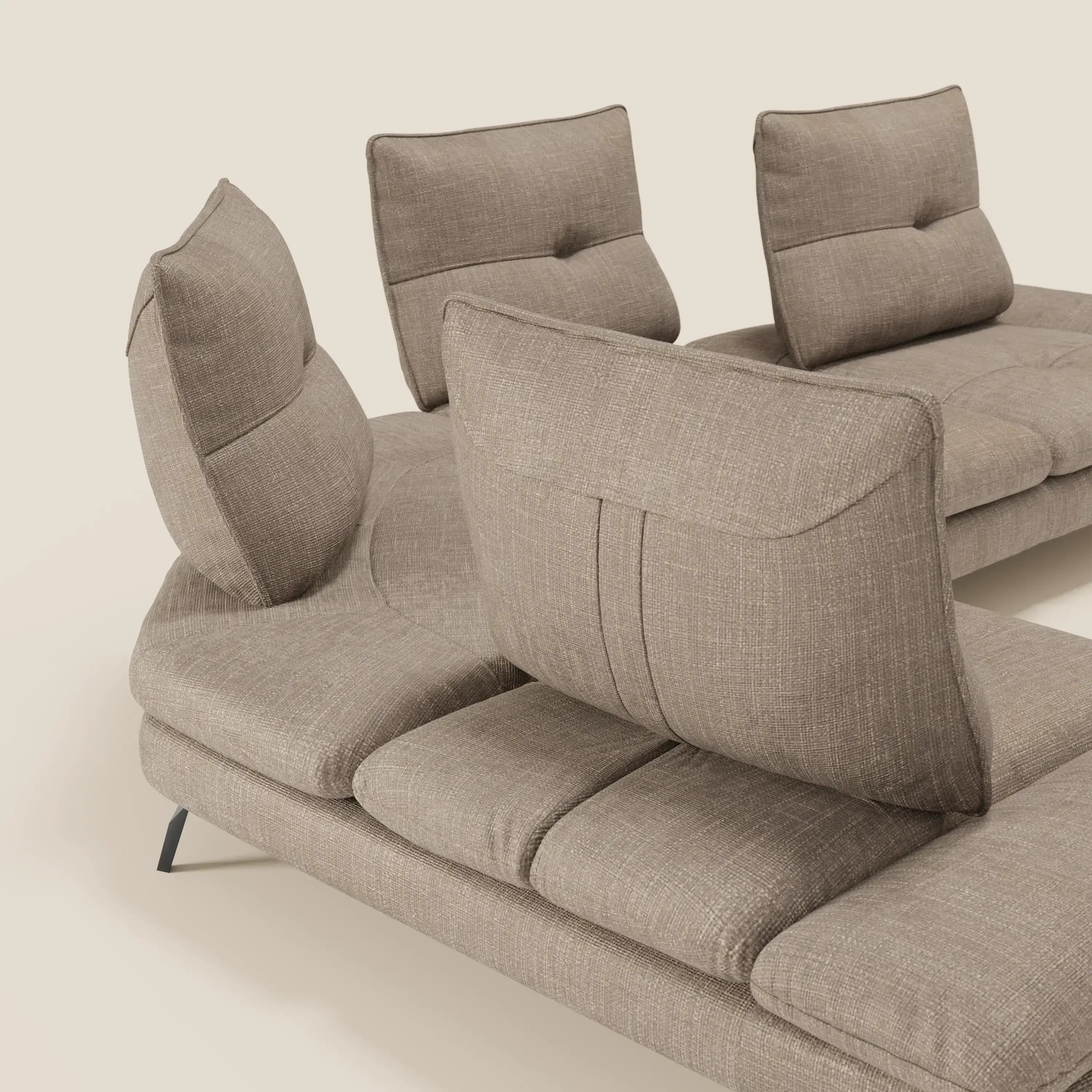 Il Divano Angolare Ardex di Divani.Store è caratterizzato da schienali traslanti, bracciolo regolabile ed elegante tessuto impermeabile T06 tortora. Questo divano offre ampie sedute imbottite, moderne gambe nere e un look morbido e minimalista su uno sfondo beige.