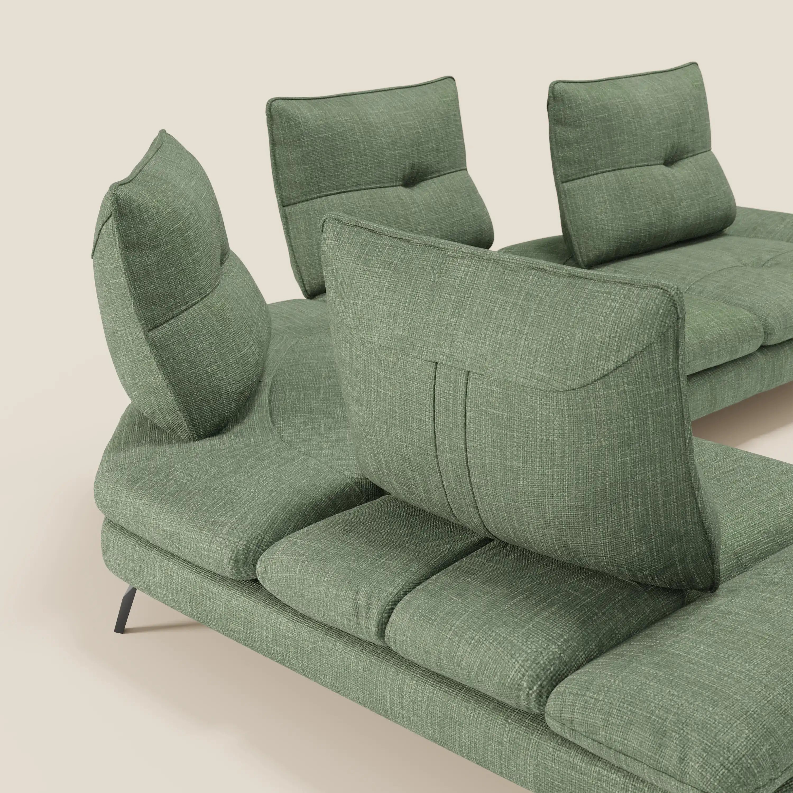 Ardex Divano Angolare di Divani.Store, in tessuto impermeabile verde T06, è caratterizzato da tre schienali regolabili traslanti, un bracciolo regolabile, un'imbottitura a trama sottile e gambe corte nere su sfondo beige chiaro.
