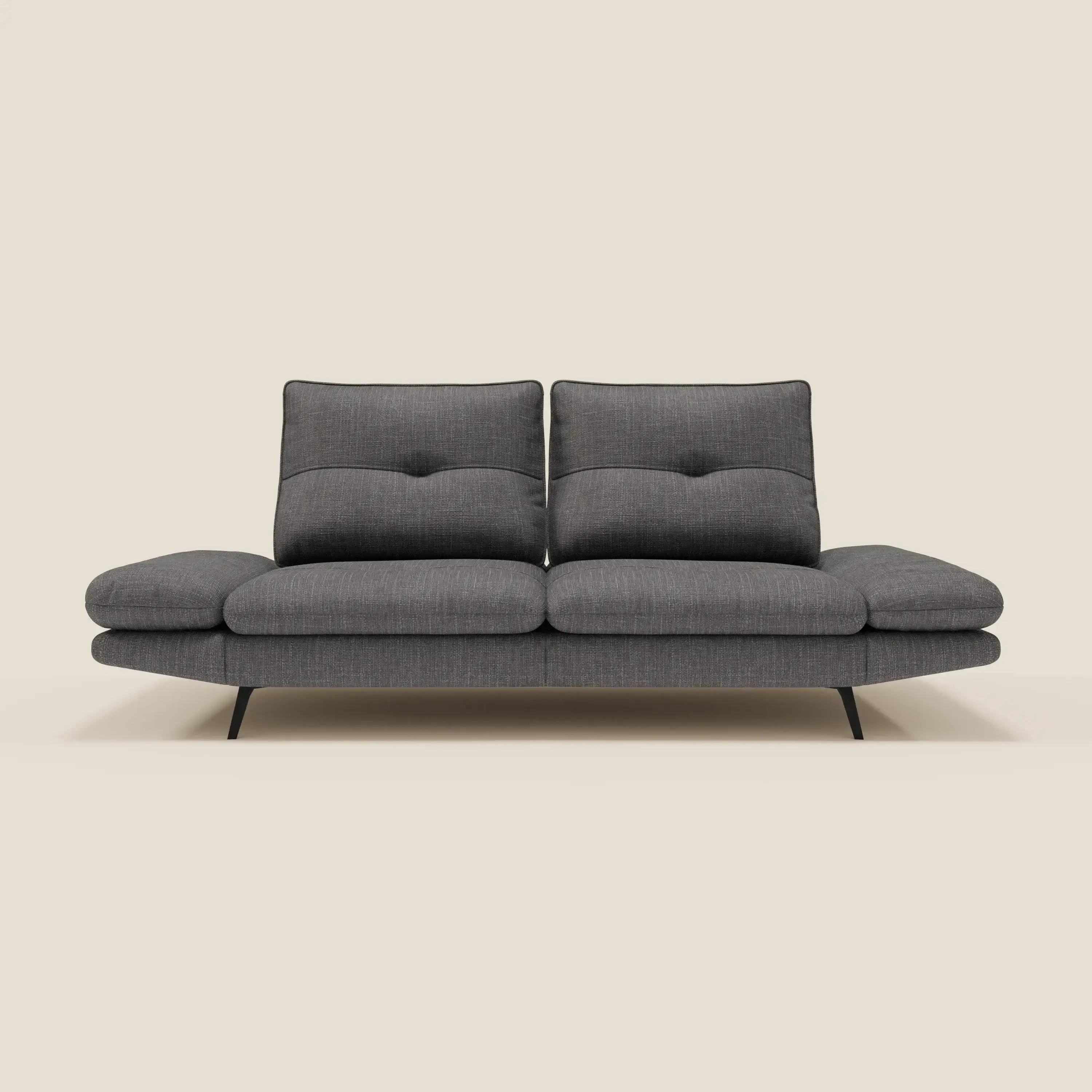 Ardex Divano 3 posti di Divani.Store è dotato di schienali traslanti, braccioli regolabili e rivestimento in morbido tessuto impermeabile T06 antracite. Si regge su sottili gambe in metallo nero su uno sfondo beige chiaro.
