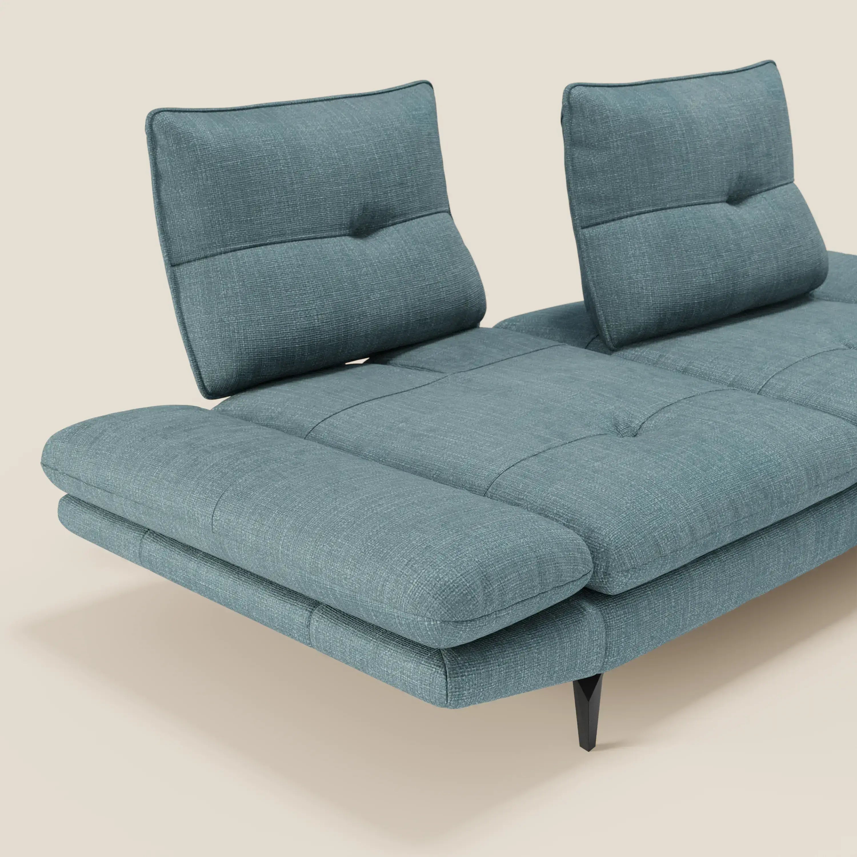 L'Ardex Divano 3 posti di Divani.Store in tessuto impermeabile T06 azzurro è caratterizzato da schienali traslanti, braccioli regolabili, cuscini trapuntati e gambe angolate di colore nero, qui rappresentato da una vista parziale laterale e dall'alto su uno sfondo beige chiaro.