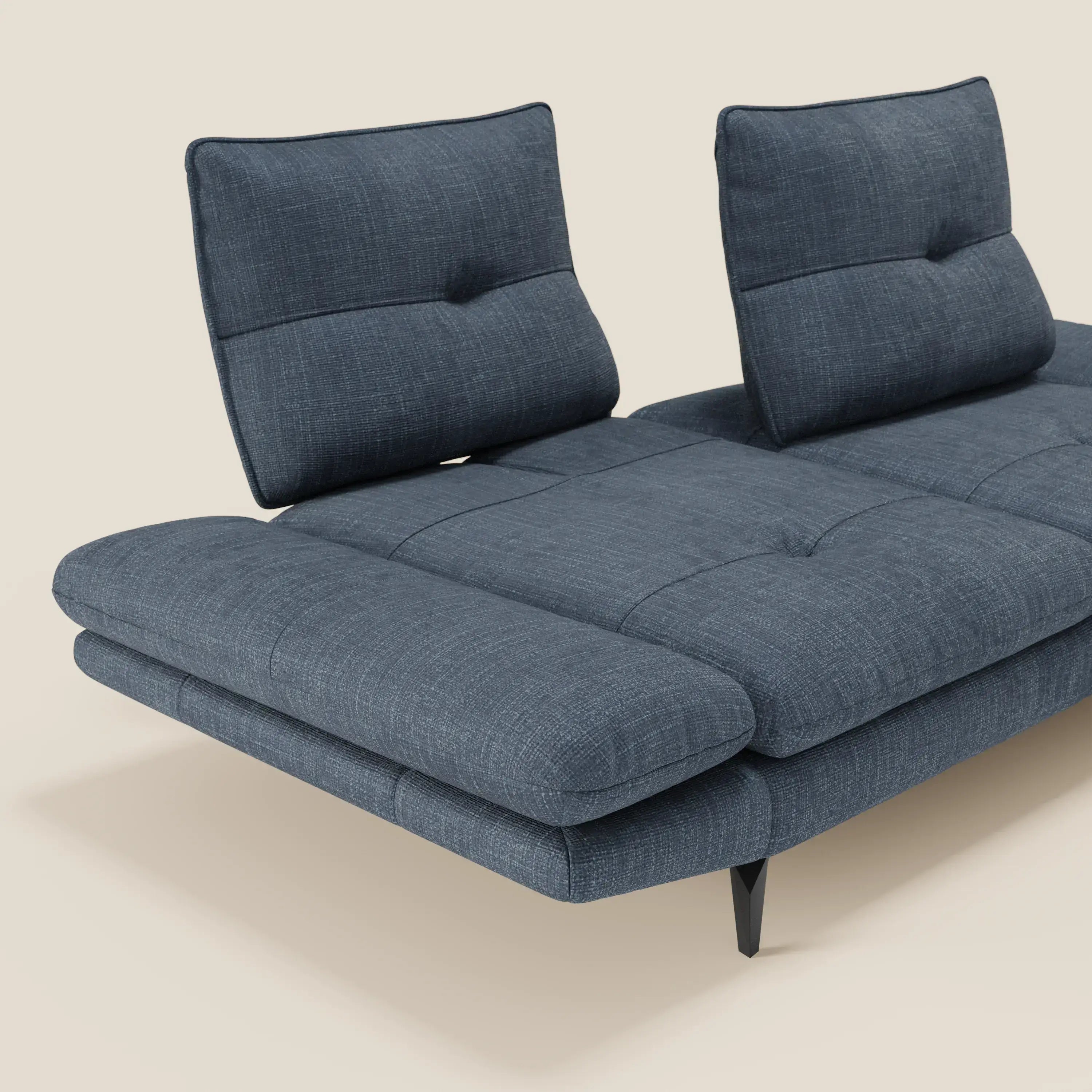 L'Ardex Divano 3 posti di Divani.Store, in impermeabile T06 blu, è caratterizzato da schienali traslanti, braccioli regolabili, sottili gambe nere e morbidi cuscini trapuntati-perfetto mix di design contemporaneo e comfort pratico su sfondo beige.