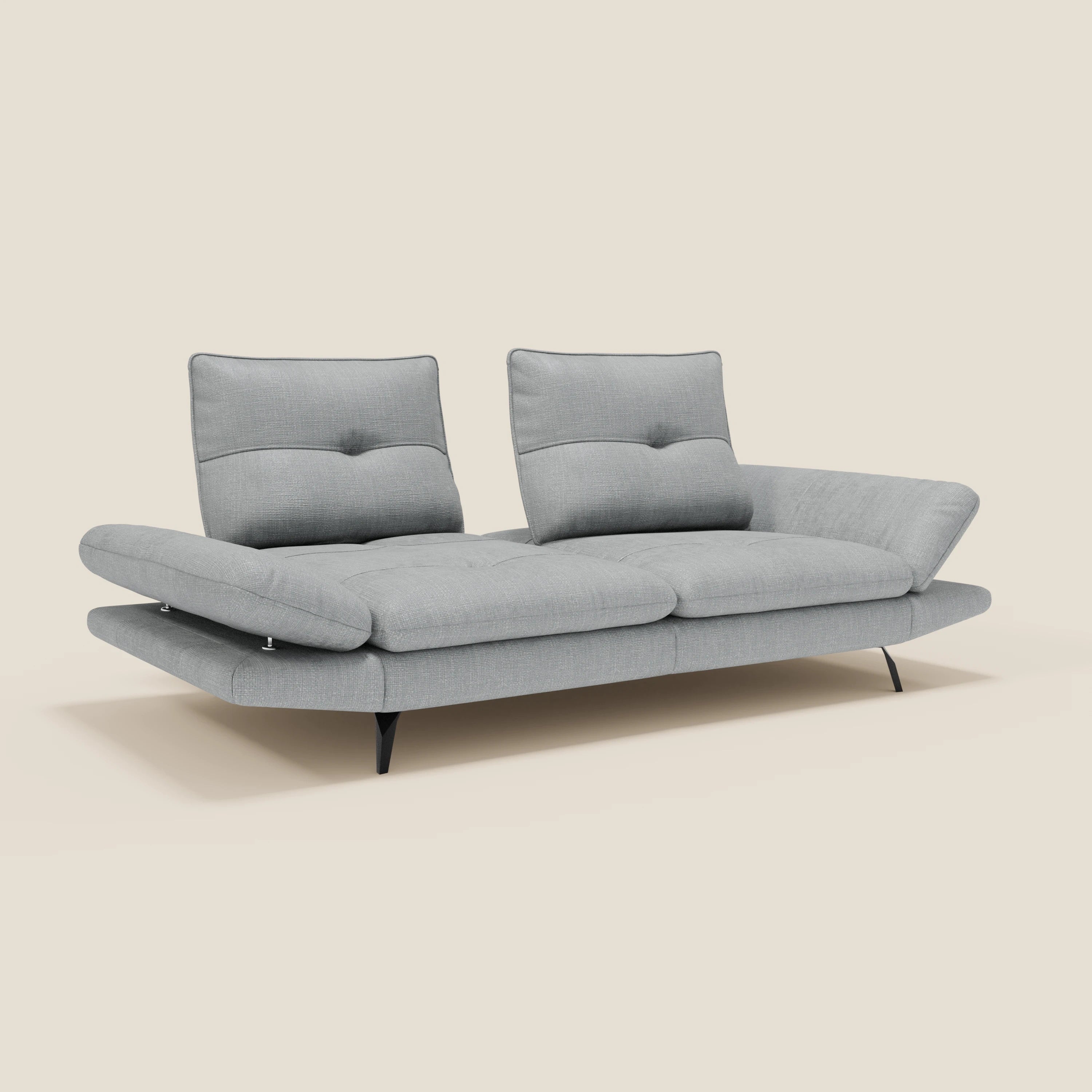 Ardex di Divani.Store è un divano a 3 posti di colore grigio chiaro con schienali scorrevoli, braccioli regolabili e cuscini in tessuto T06 ghiaccio resistente all'acqua. Il suo design contemporaneo è caratterizzato da sottili gambe nere e linee pulite.