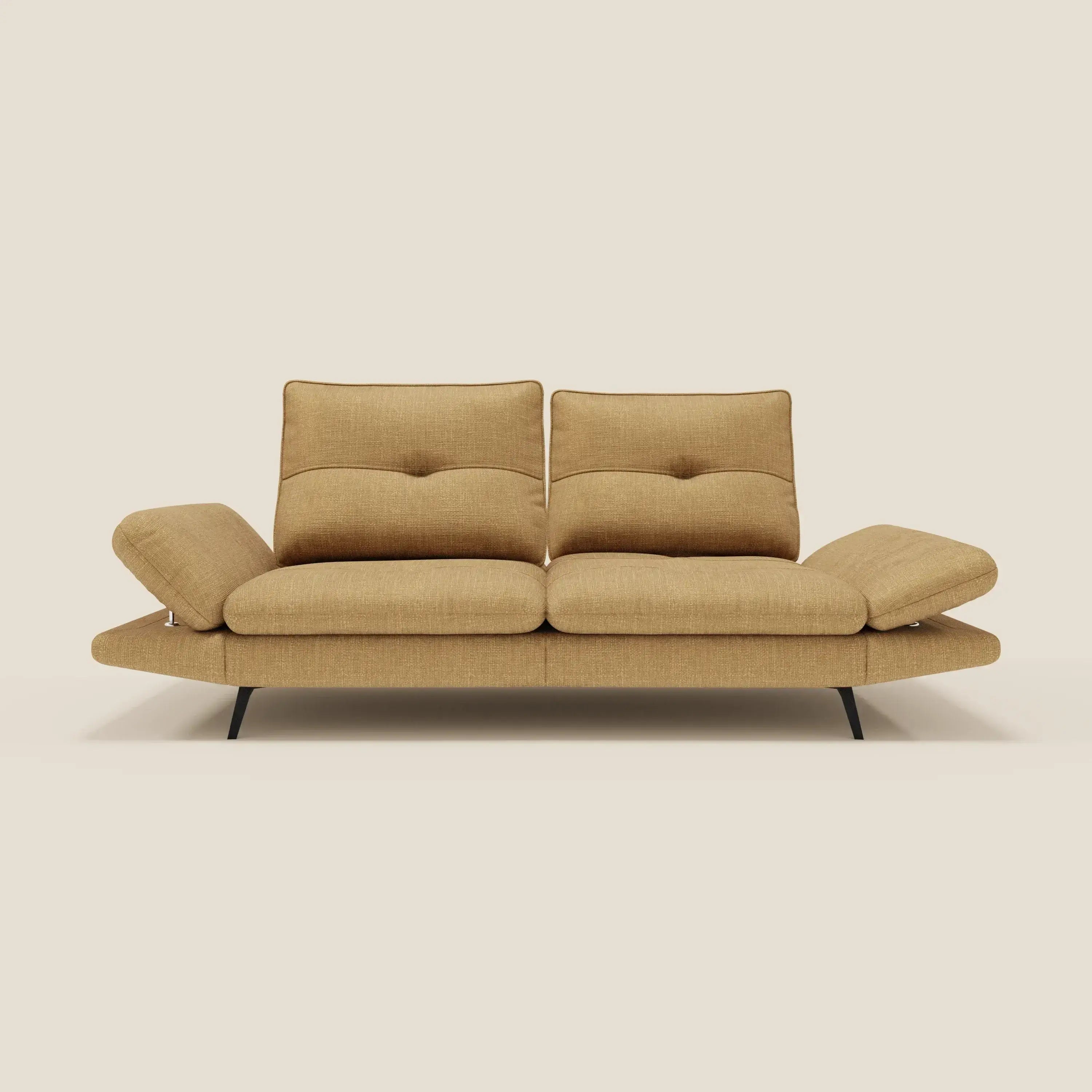 L'Ardex Divano 3 posti di Divani.Store, in morbido tessuto impermeabile T06 giallo, presenta schienali traslanti, braccioli regolabili, due cuscini schienale, gambe in metallo nero e dettagli trapuntati su fondo beige.