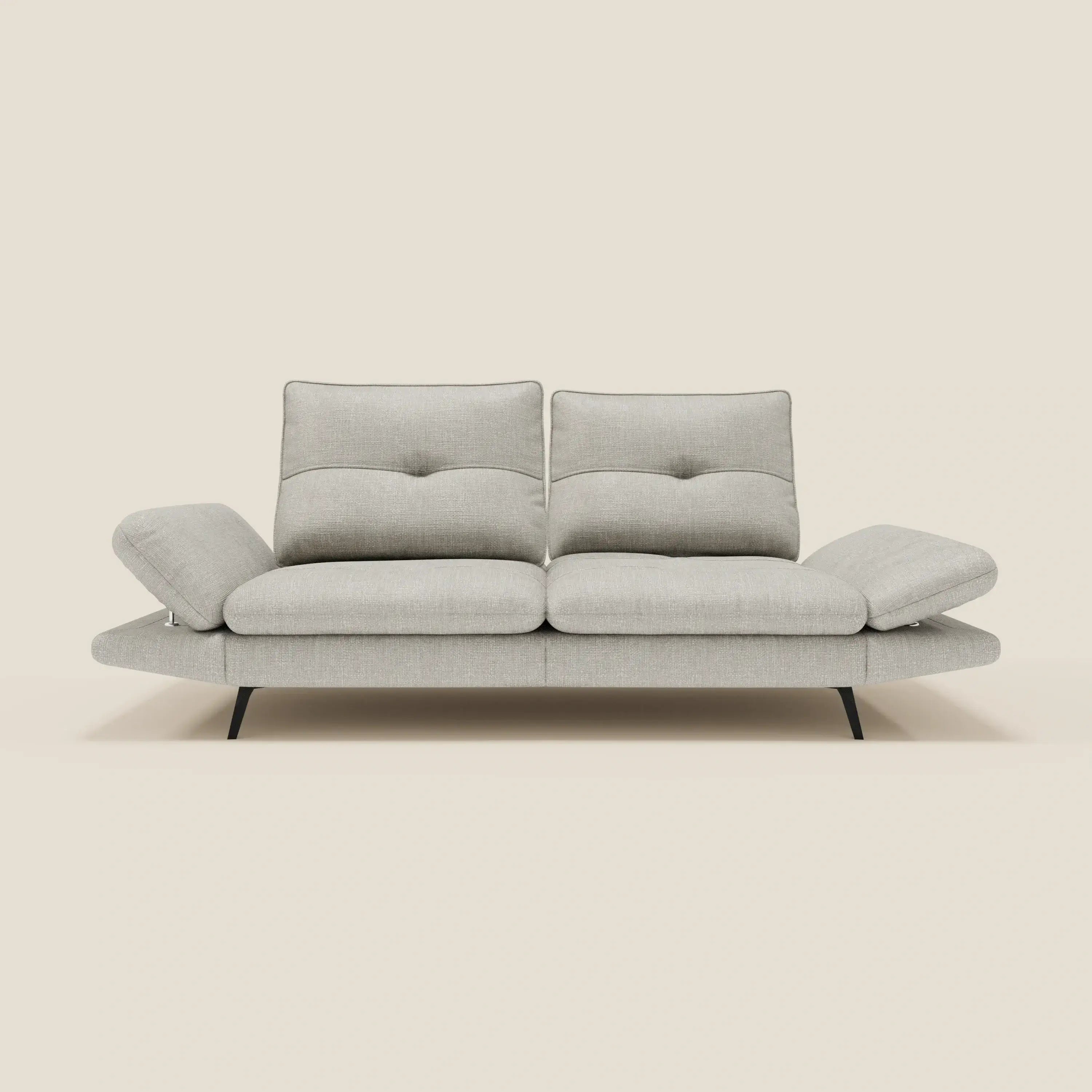 Ardex Divano 3 posti di Divani.Store è caratterizzato da schienali traslanti, braccioli regolabili e sottili gambe nere in morbido tessuto impermeabile T06 grigio chiaro, su uno sfondo beige chiaro per uno stile elegante e contemporaneo.