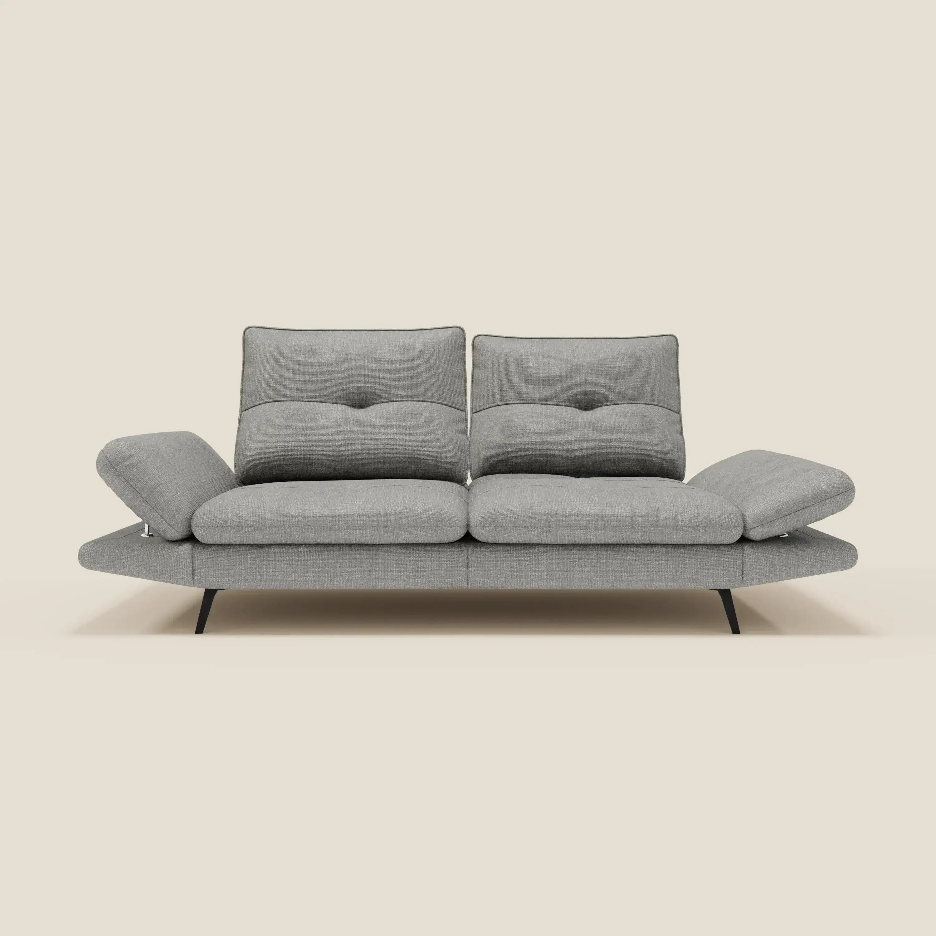 Il Divano 3 posti Ardex di Divani.Store, in tessuto impermeabile T06 grigio, offre schienali traslanti e braccioli regolabili per un design contemporaneo e versatile, ideale per ogni living.