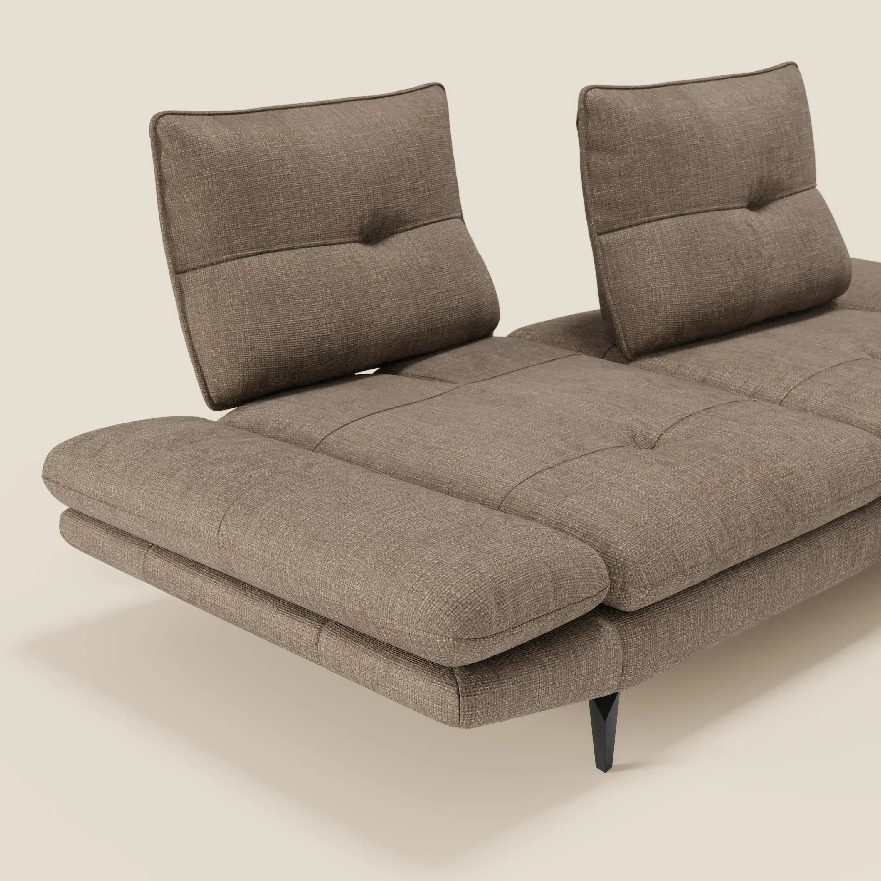 Ardex Divano 3 posti di Divani.Store è caratterizzato da schienali traslanti, braccioli regolabili e tessuto marrone impermeabile T06, con eleganti gambe nere angolate su uno sfondo beige.