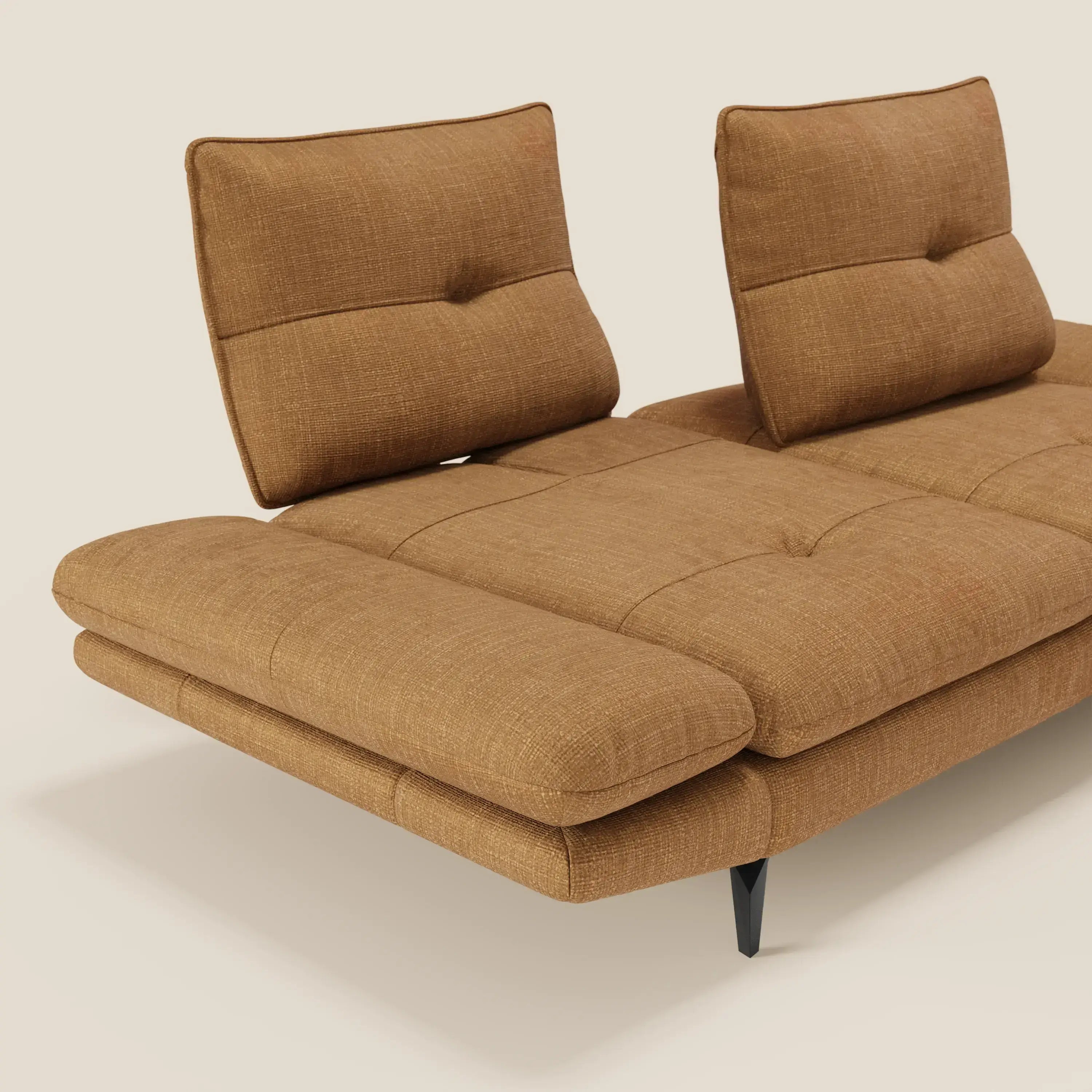 Il divano Ardex Divano 3 posti di Divani.Store è caratterizzato da un tessuto impermeabile T06 color ocra, due schienali scorrevoli indipendenti, ampi braccioli regolabili e sottili gambe nere, su sfondo beige.