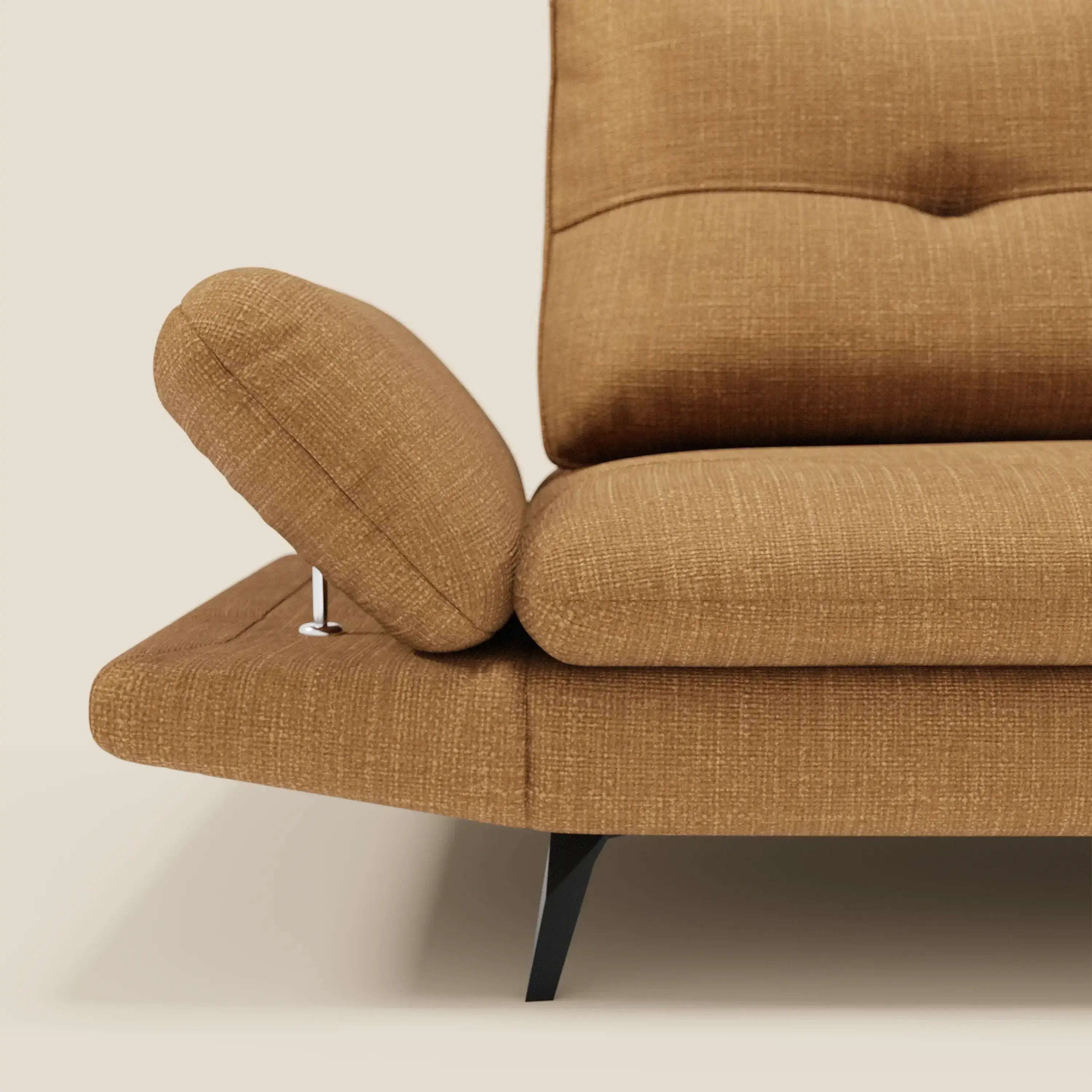 Un primo piano di Ardex Divano 3 posti di Divani.Store in morbido tessuto impermeabile T06 ocra mostra le sue eleganti gambe angolari nere e le caratteristiche come schienali traslanti e braccioli regolabili, che evidenziano il comfort e il design contemporaneo.
