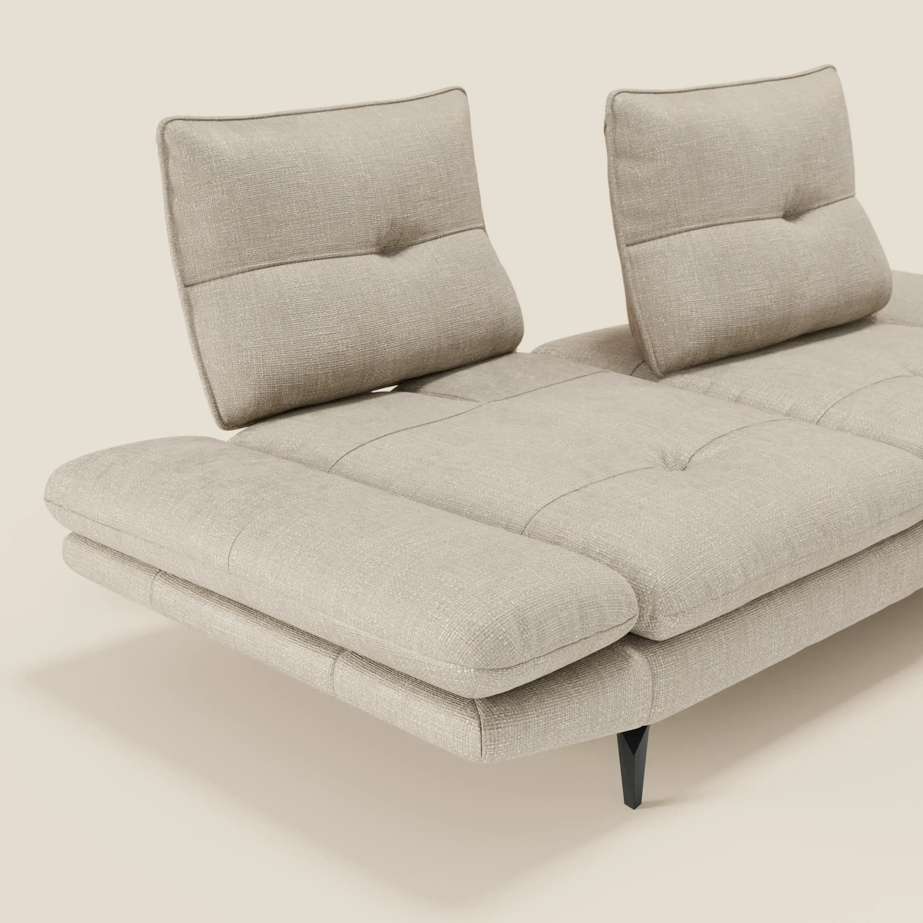 Ardex Divano 3 posti di Divani.Store è caratterizzato da schienali traslanti, braccioli regolabili e morbido tessuto impermeabile T06 panna, per un look contemporaneo e minimalista che offre comfort su uno sfondo luminoso.